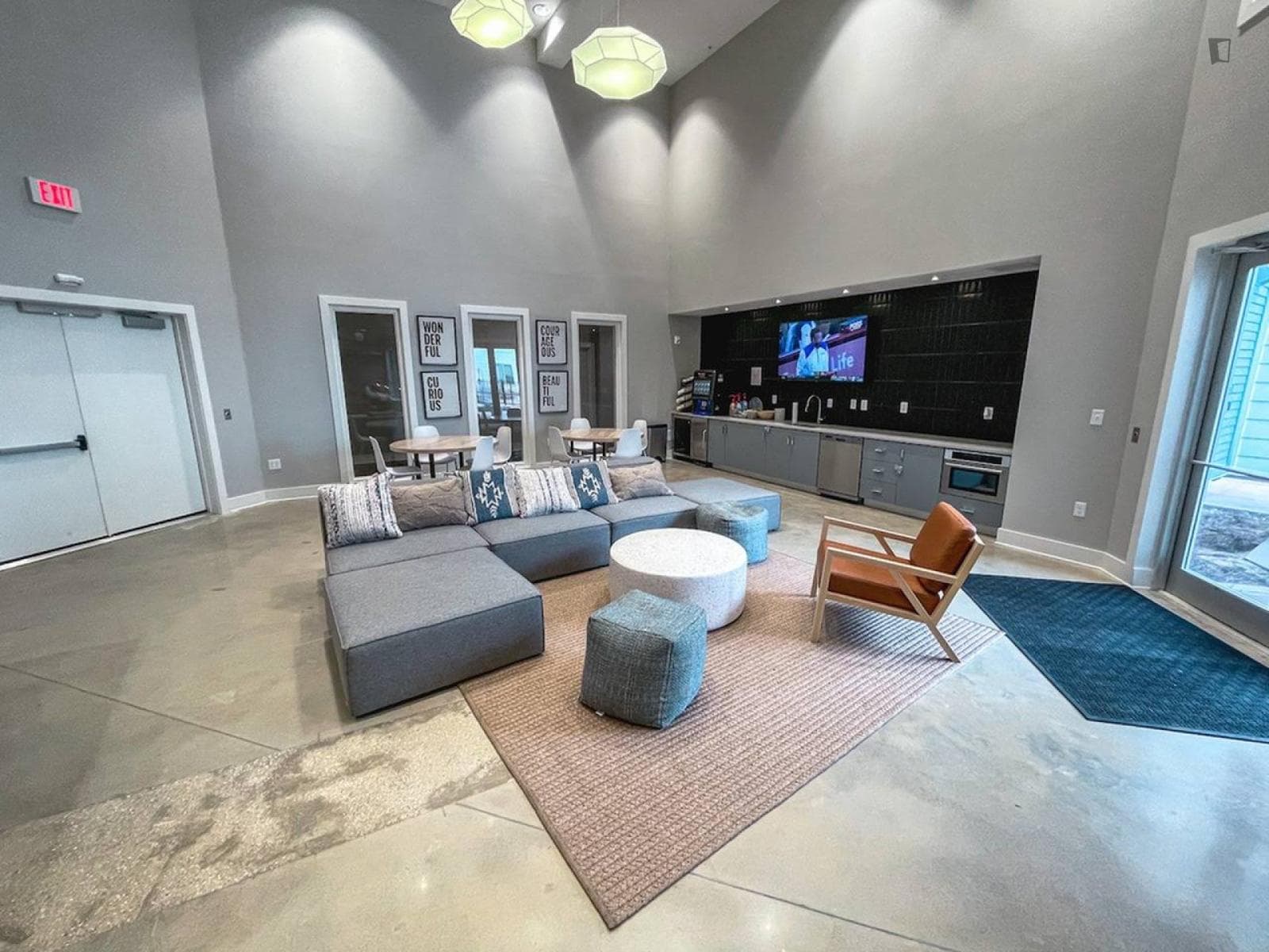 Cool double ensuite bedroom next to WestEnd Square Mall photo 1