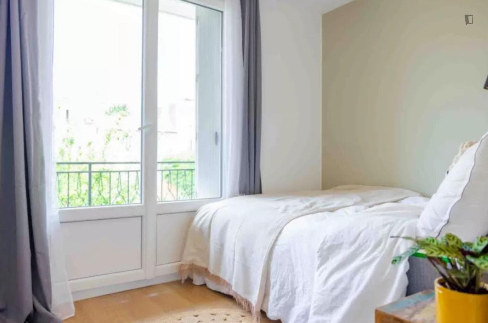 Snug double ensuite bedroom close to Ivry-sur-Seine train station photo 1