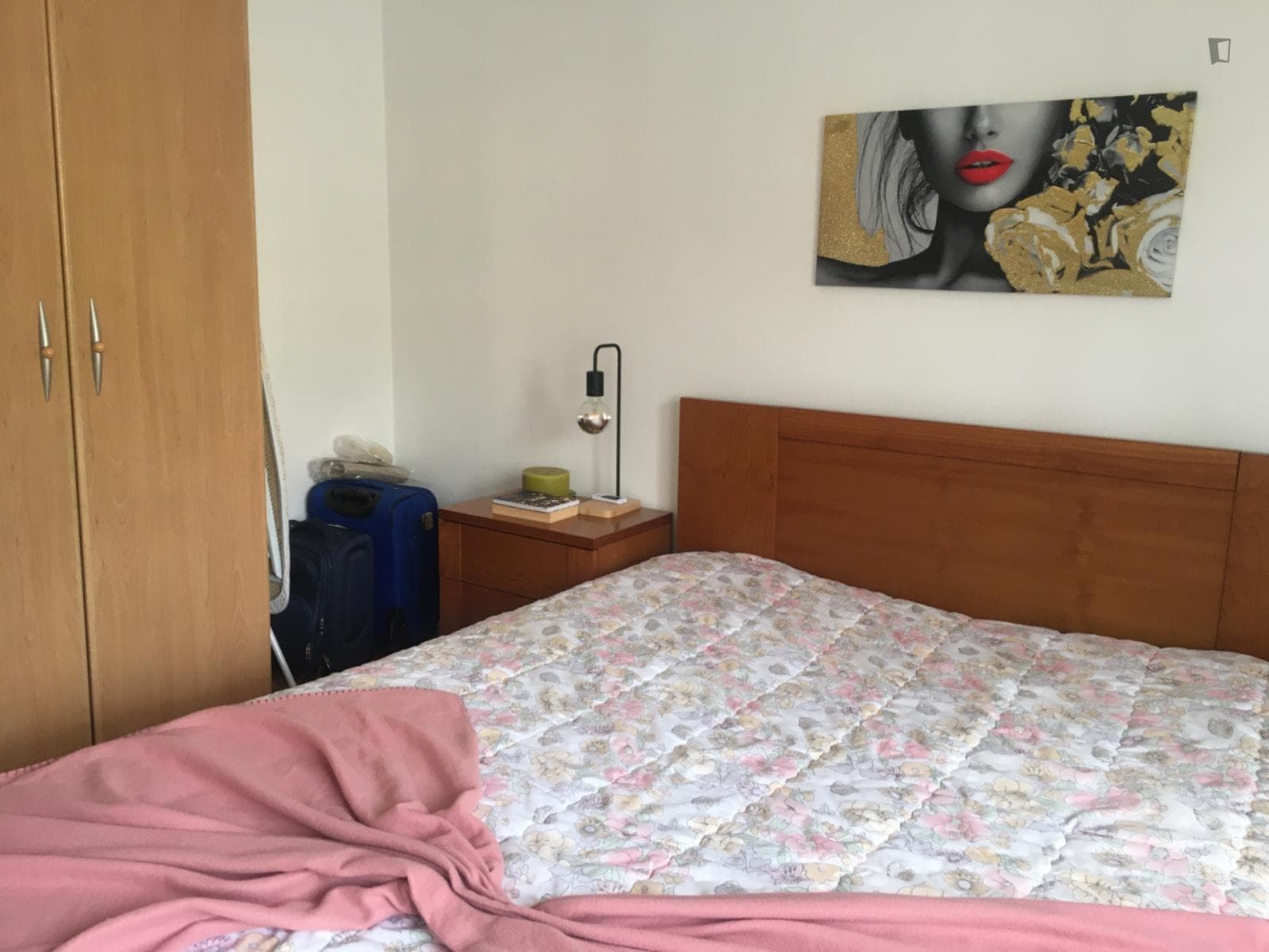 Luminous double bedroom close to the airport photo 1