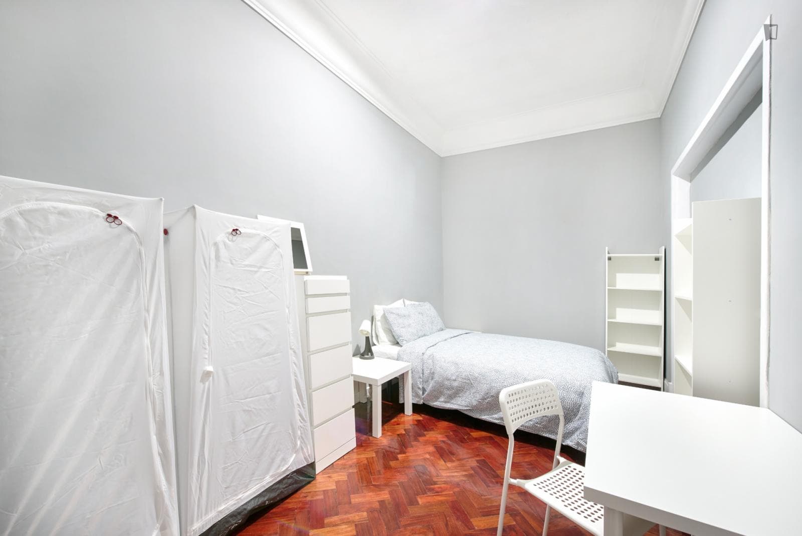 Restful double bedroom near Faculdade de Ciências Sociais e Humanas photo 1