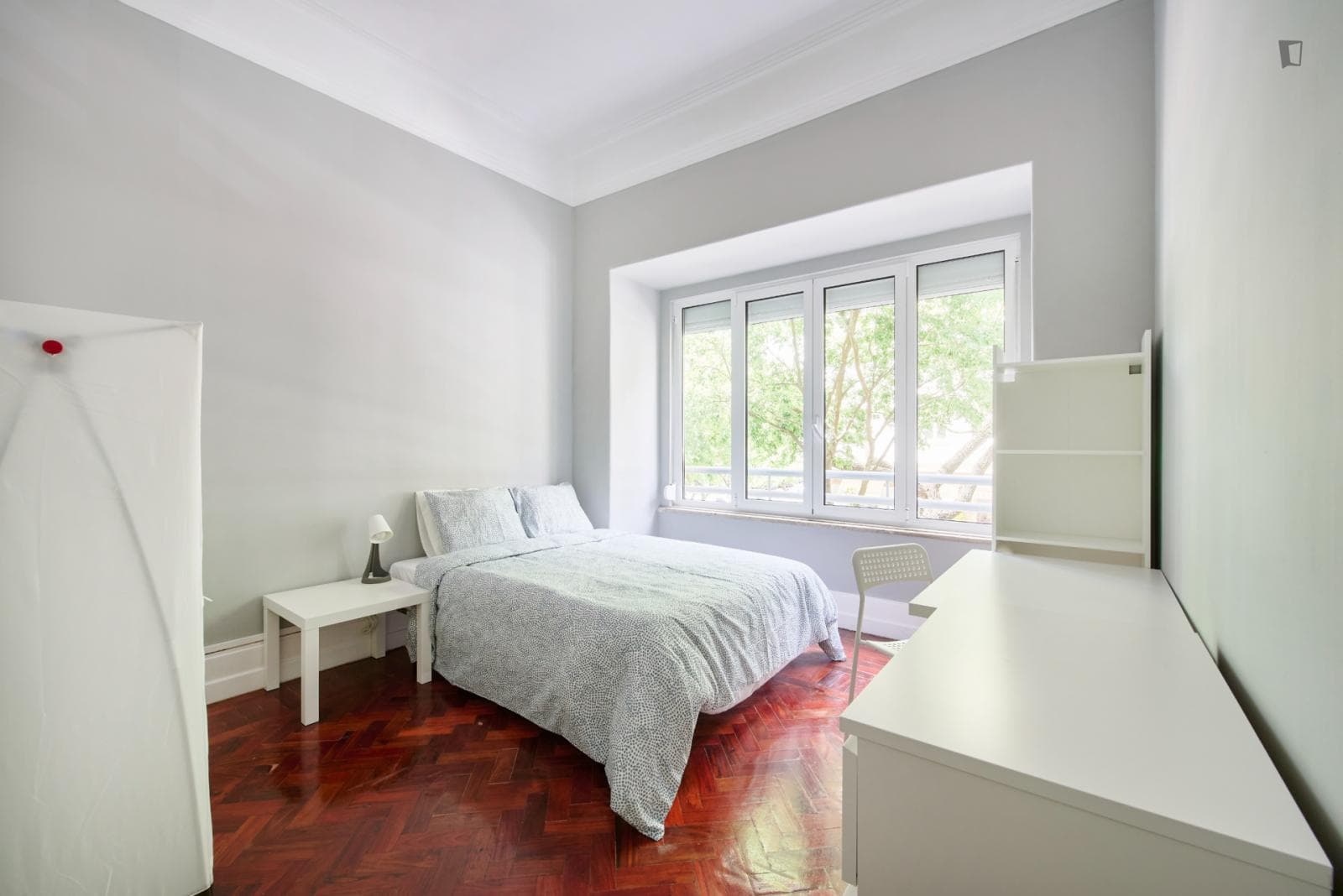 Spacious double bedroom with a balcony, near Faculdade de Ciências Sociais e Humanas photo 1