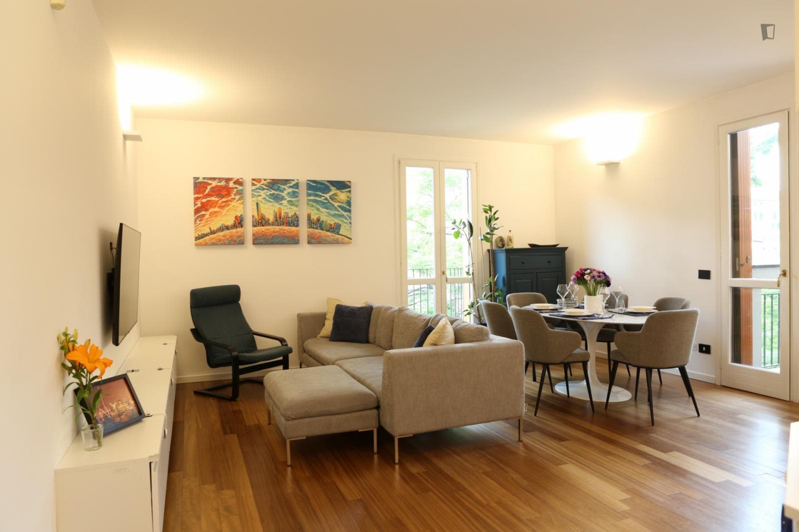 Modern and bright 2 bedroom apartment within walking distance to Università Bocconi photo 1