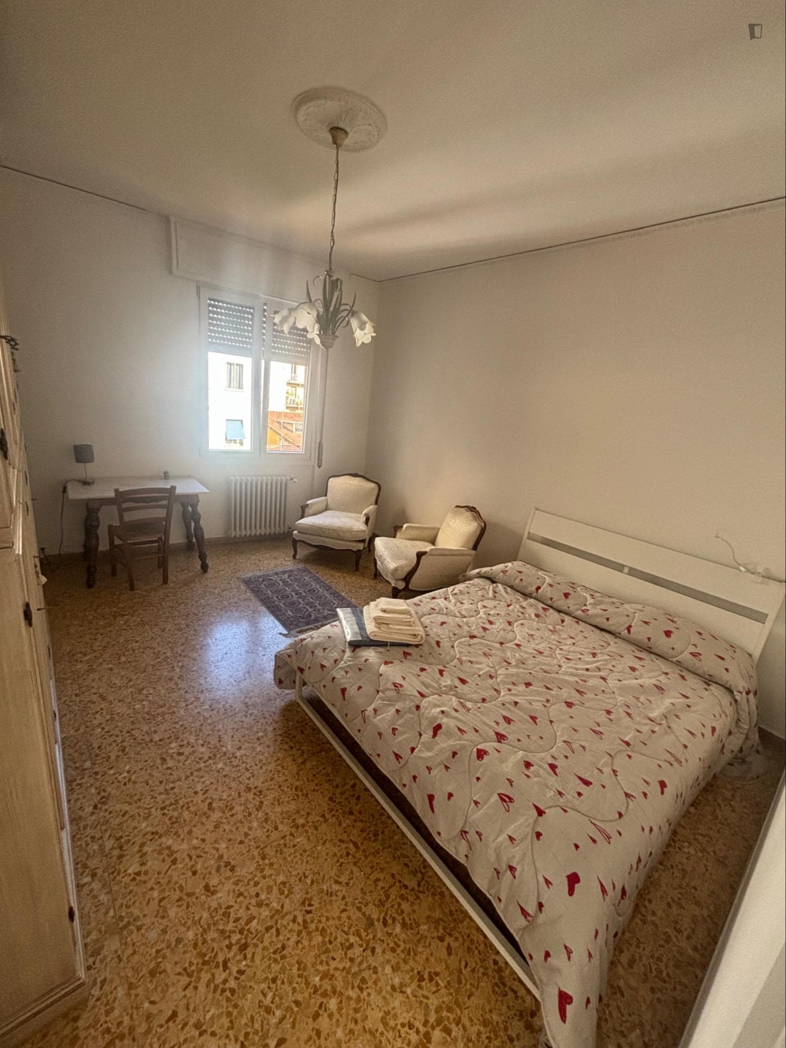 Single bedroom in a 3-bedroom apartment photo 1