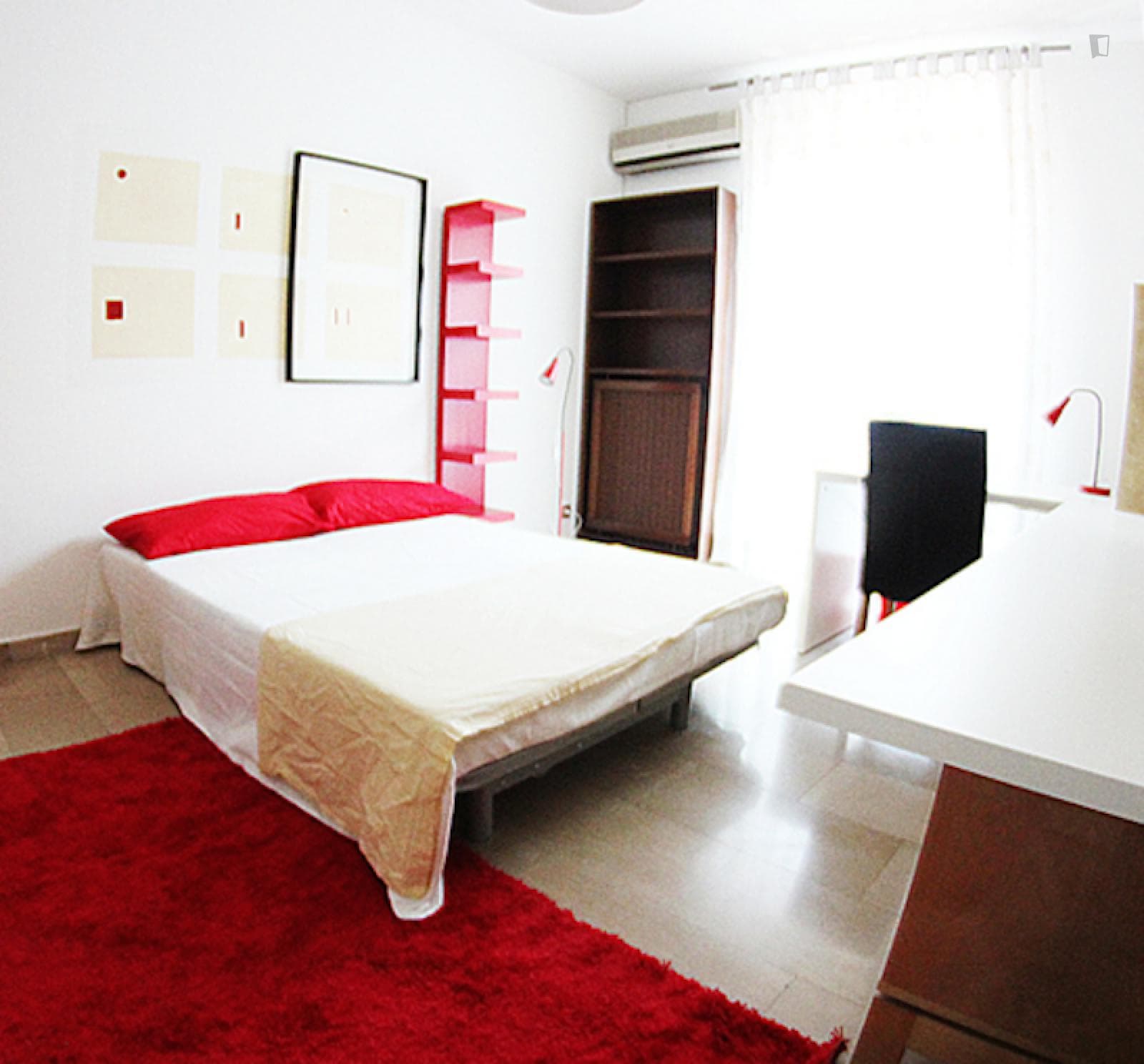 Spacious double bedroom near the Zara metro photo 1
