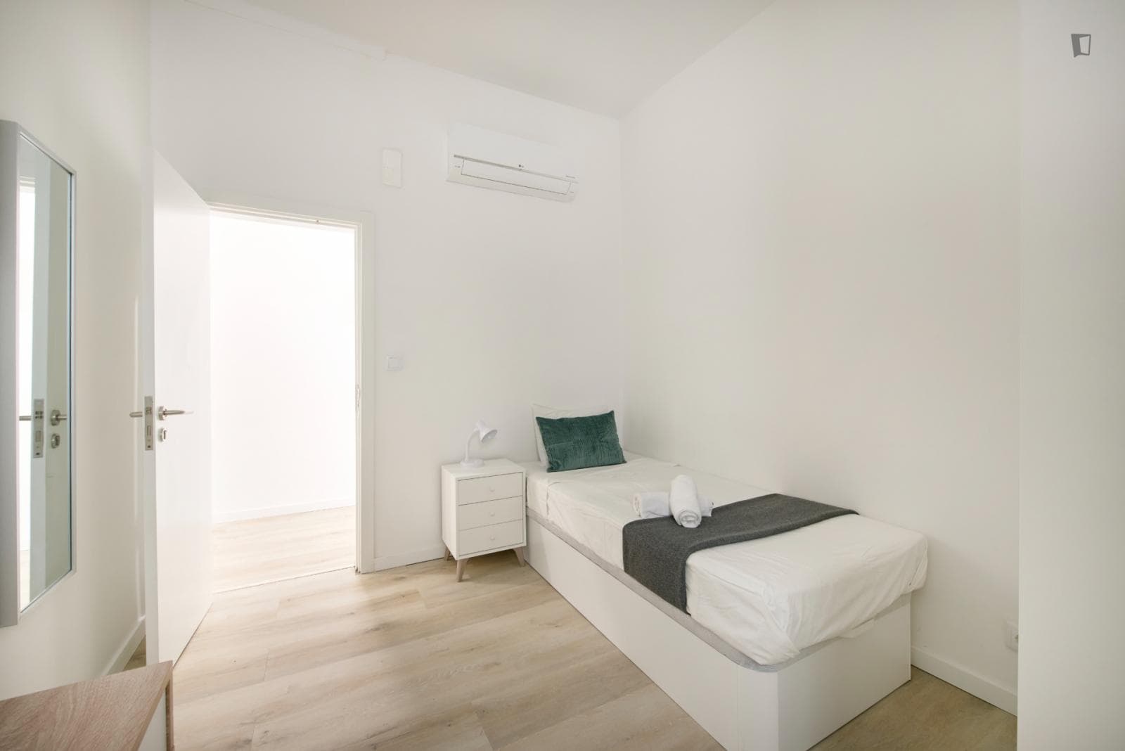 Modern Single Bedroom in Arroios Neighborhood photo 1