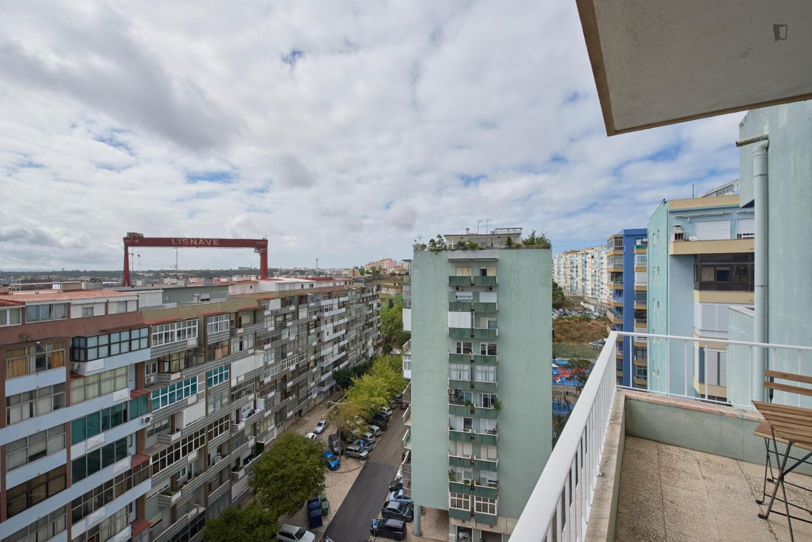 Bright single bedroom in Almada photo 1