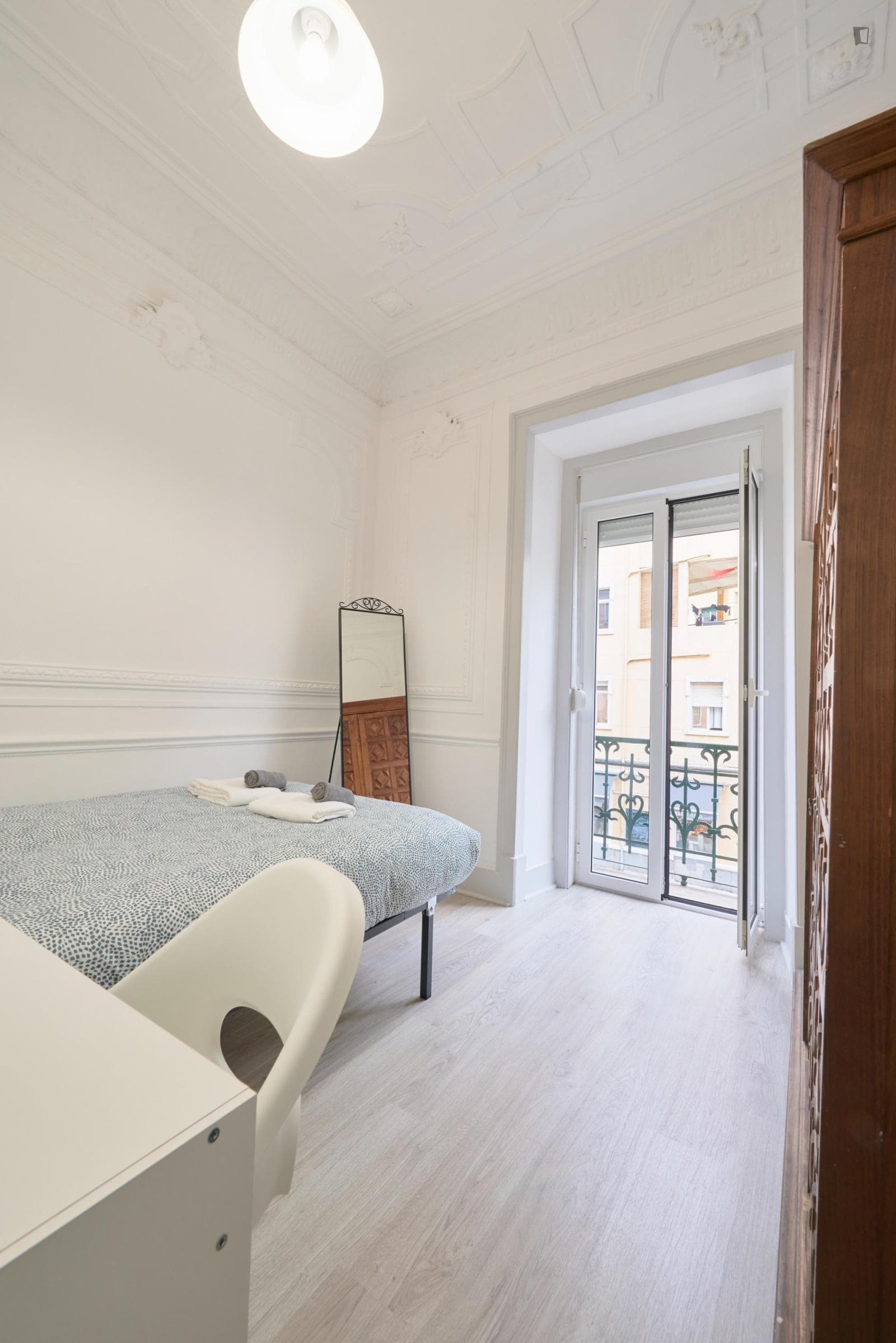 Cosy double bedroom super close to Arroios metro station photo 1