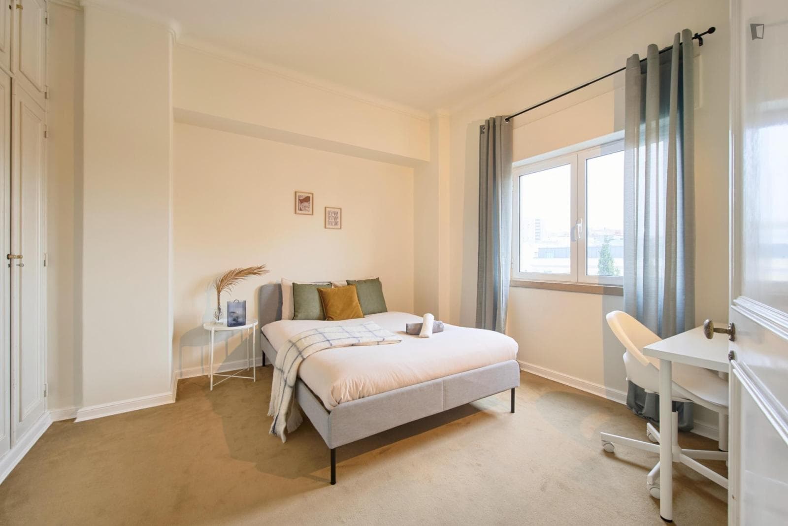 Ample double bedroom near Universidade Lusófona photo 1