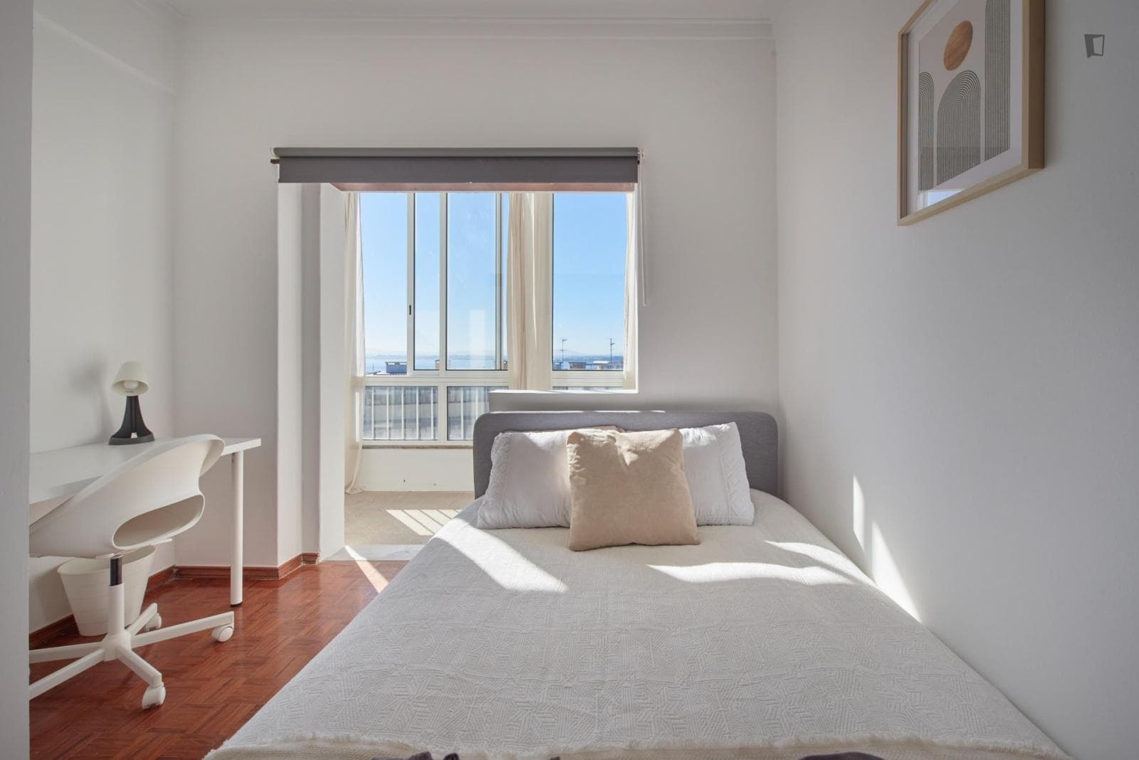 	Welcoming Double Bedroom In Almada photo 1