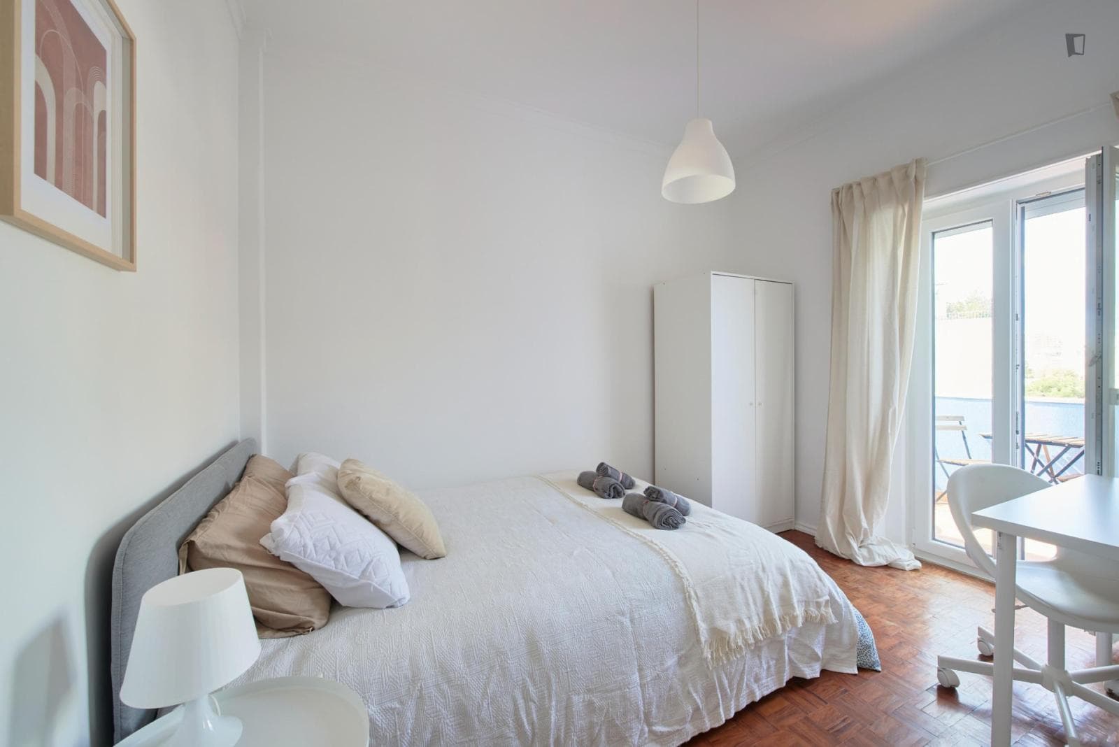 Lovely double bedroom with balcony in Almada photo 1