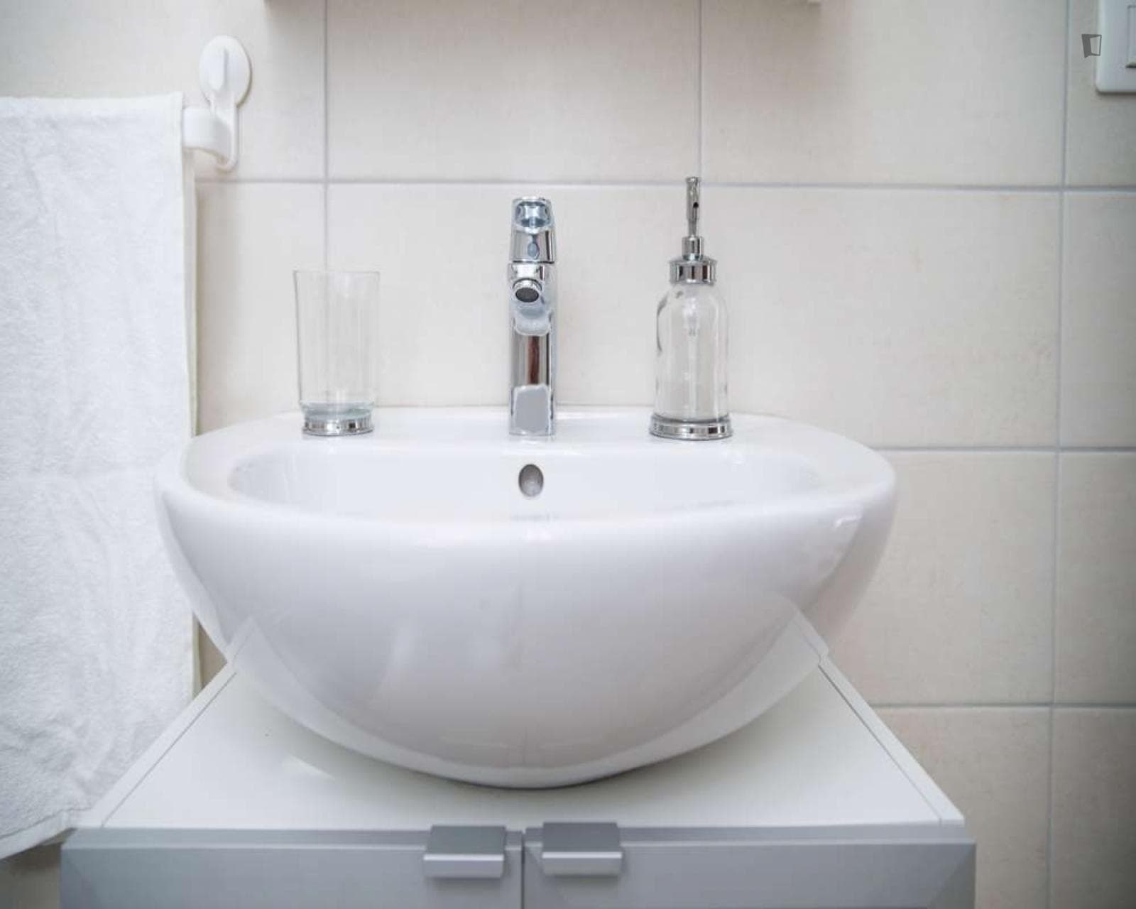 Excellent twin ensuite bedroom in Acquabella photo 1