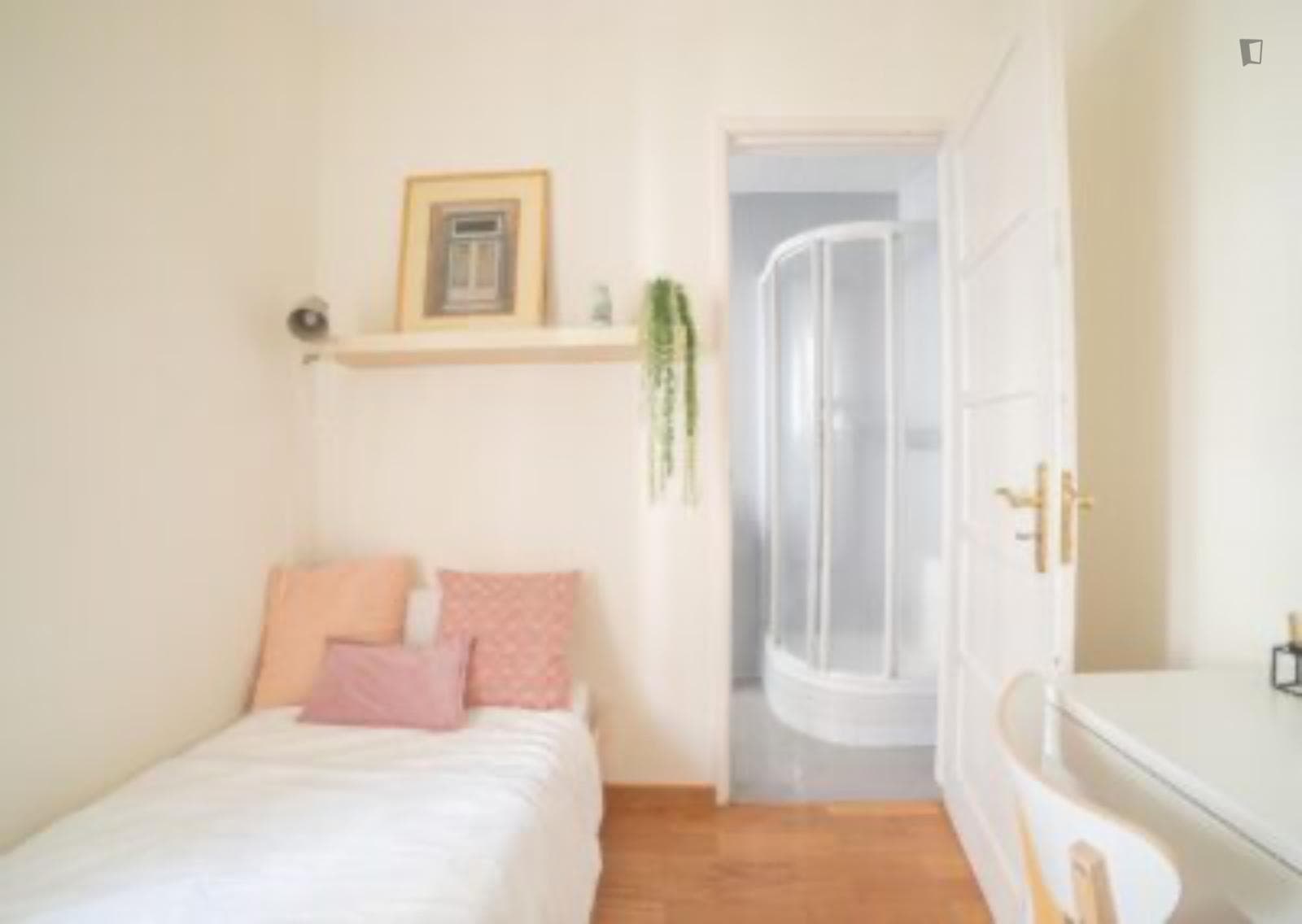 Single ensuite bedroom in the heart of Alameda photo 1