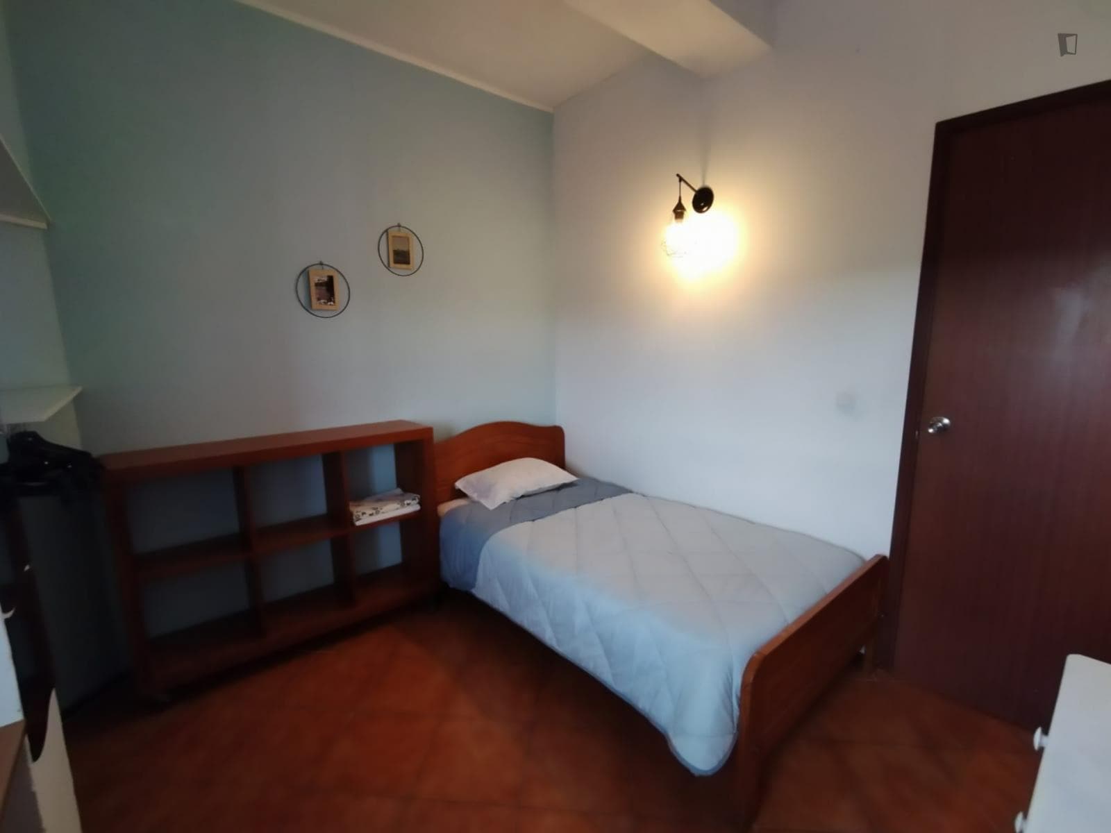Single bedroom in 6-bedroom apartment photo 1