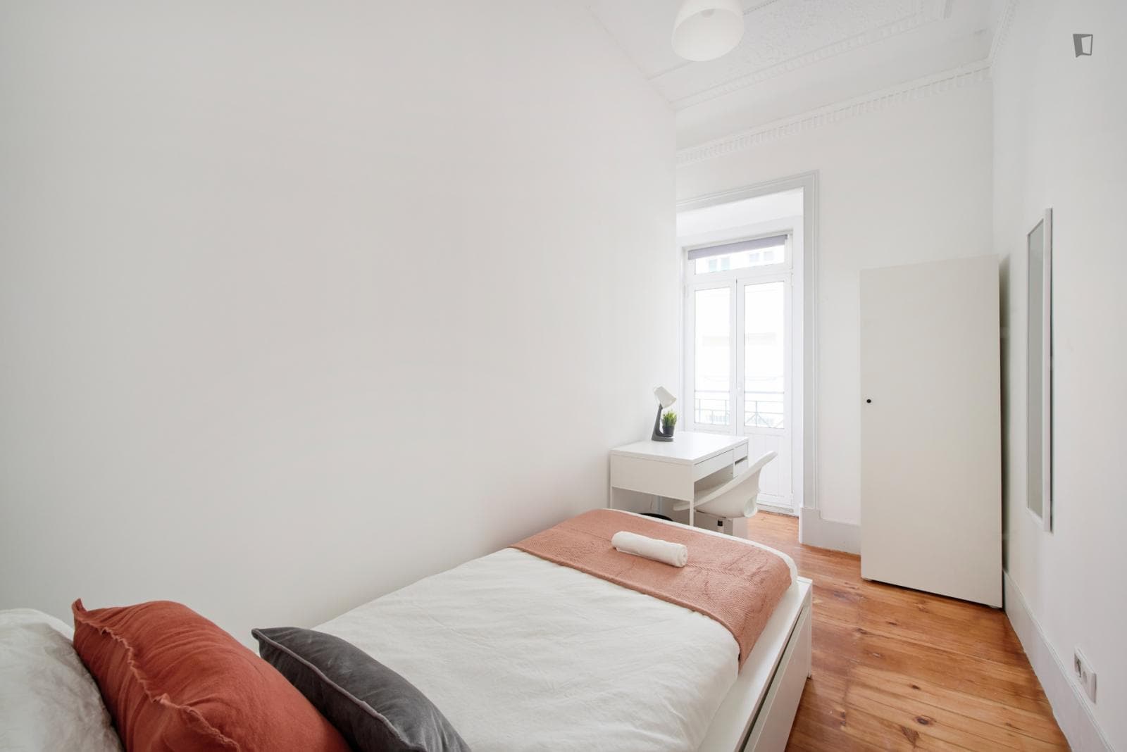 Bright single bedroom next to Entrecampos metro station photo 1