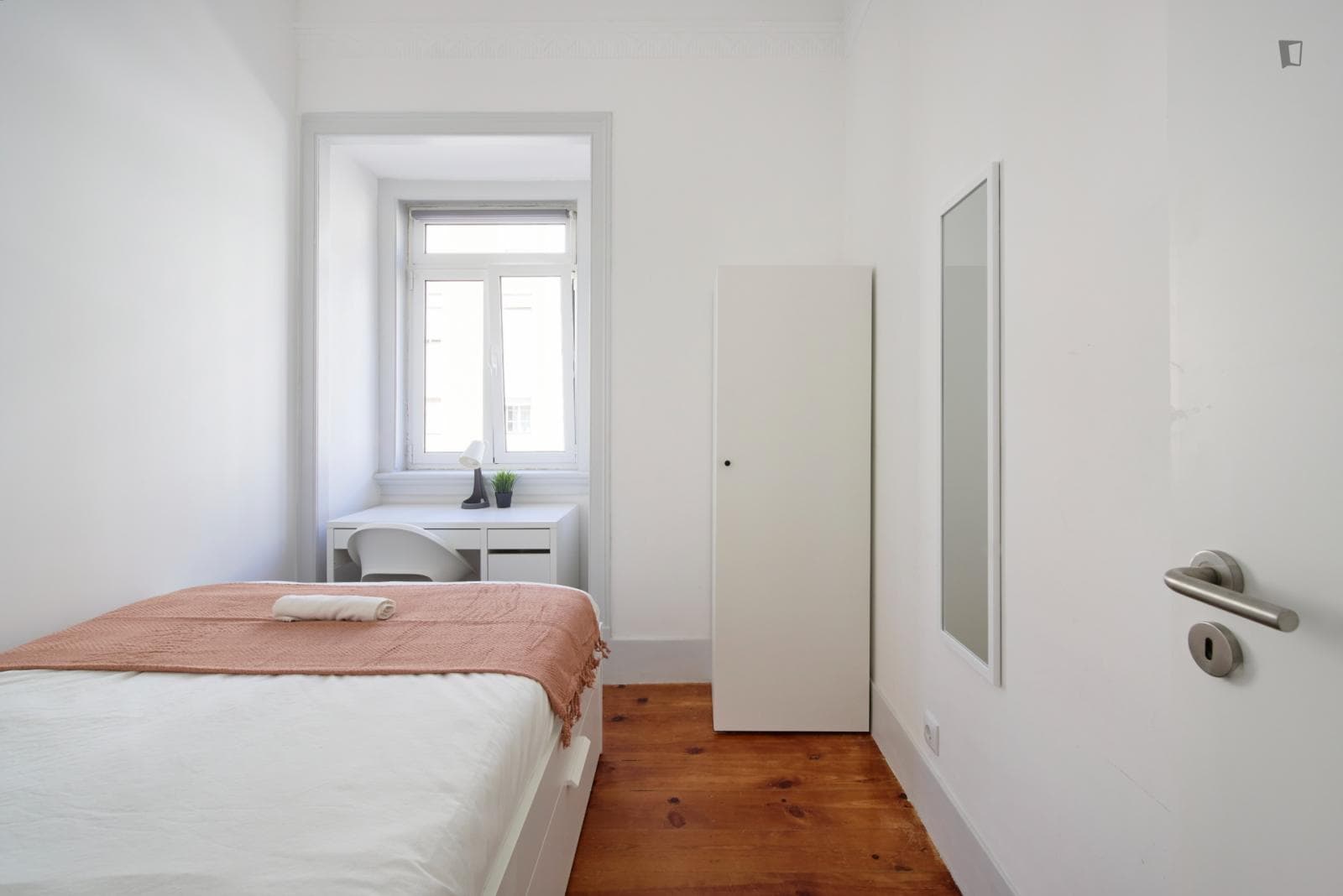 Sunny double bedroom next to Campo Pequeno metro photo 1