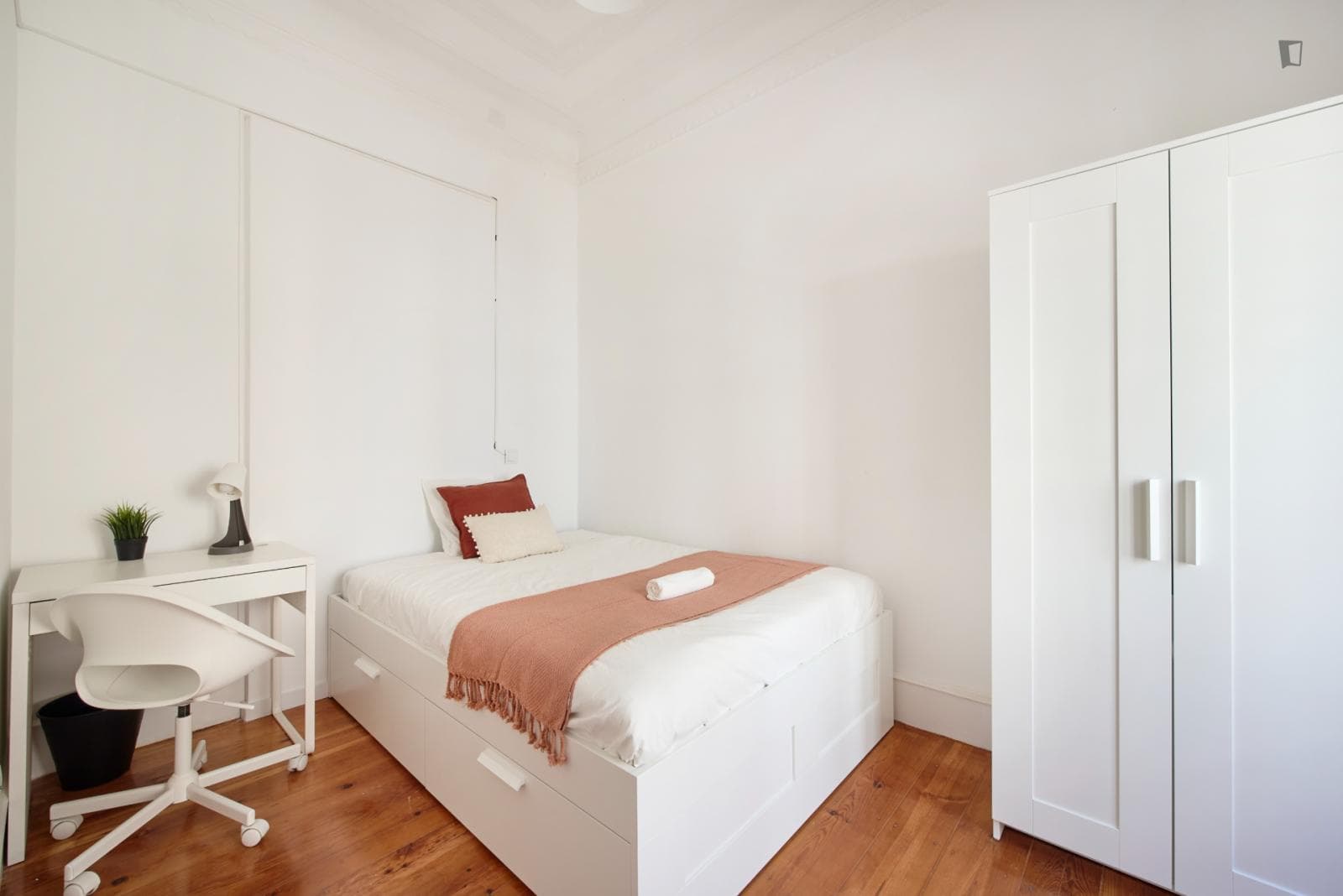 Lovely double bedroom next to Entrecampos train station photo 1