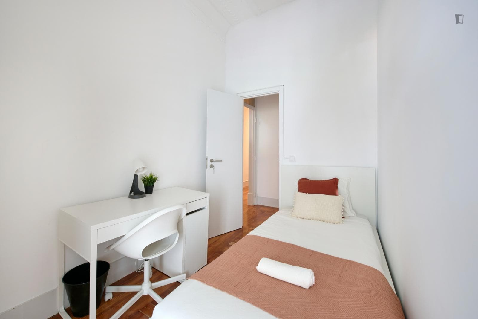 Welcoming single bedroom not too far from IST photo 1