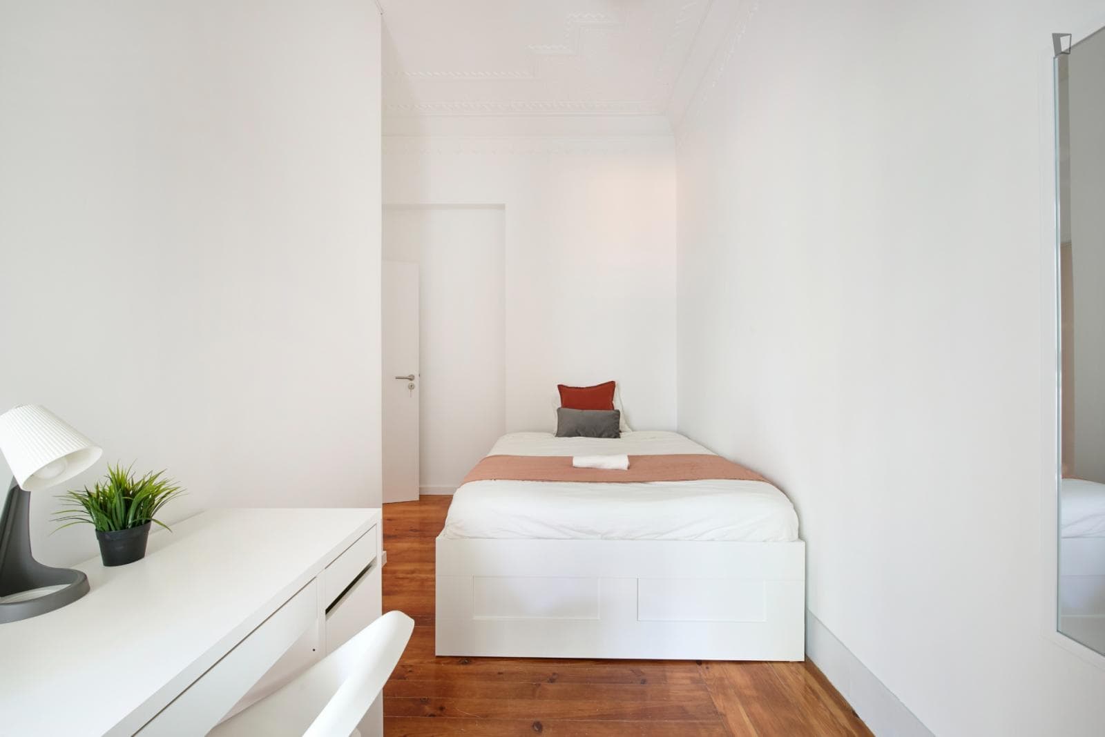 Comfy double bedroom with plenty of natural light photo 1