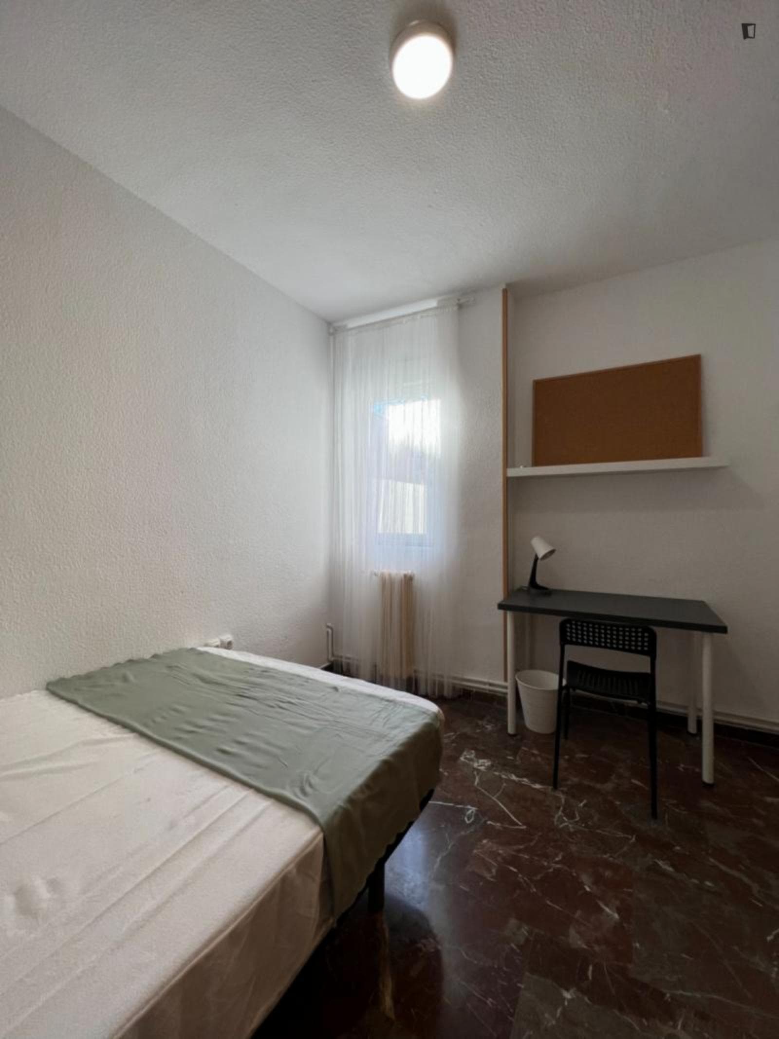 Spacious double bedroom in central close to Granada city center photo 1