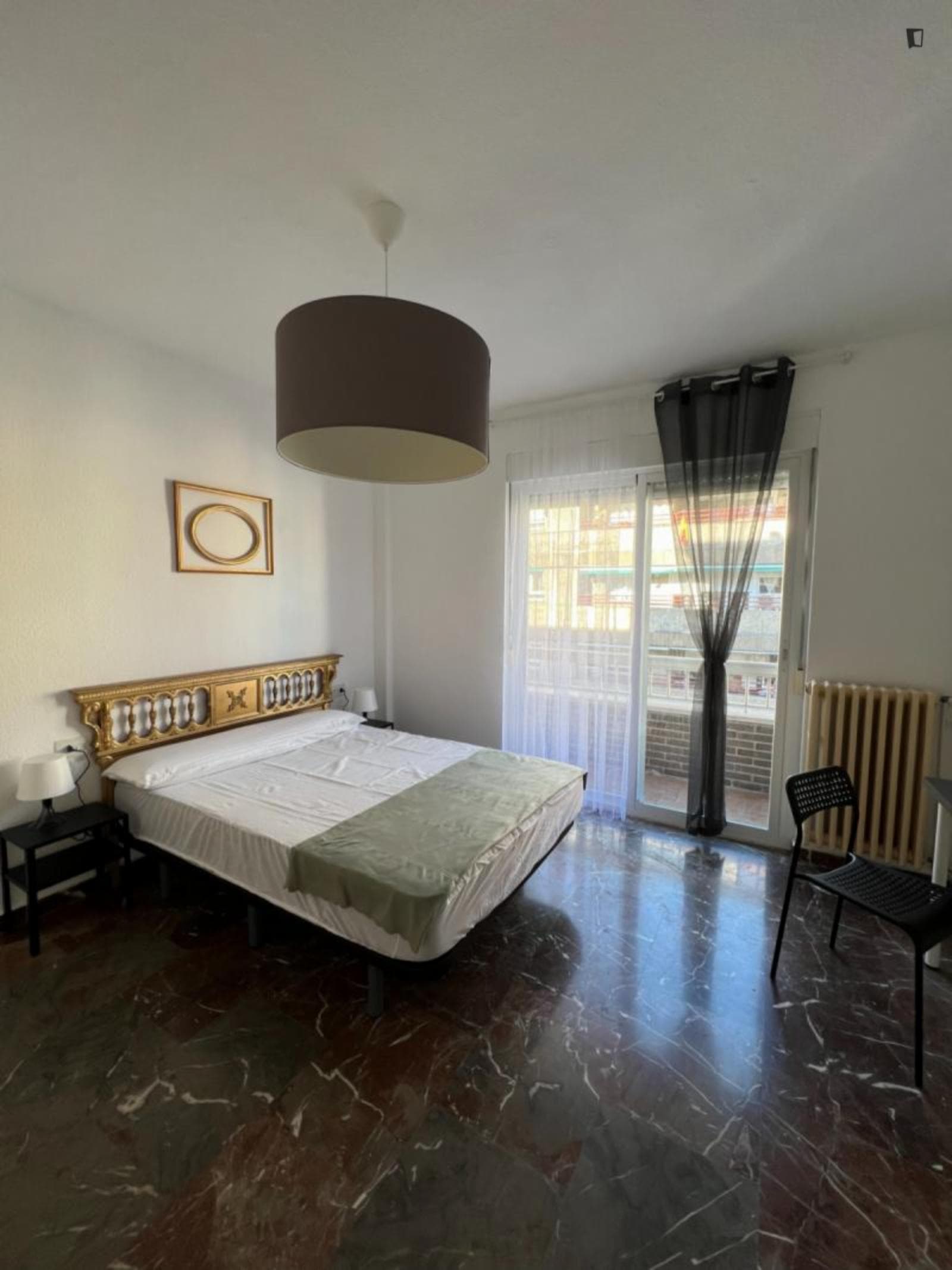 Spacious double bedroom with balcony in central Granada photo 1