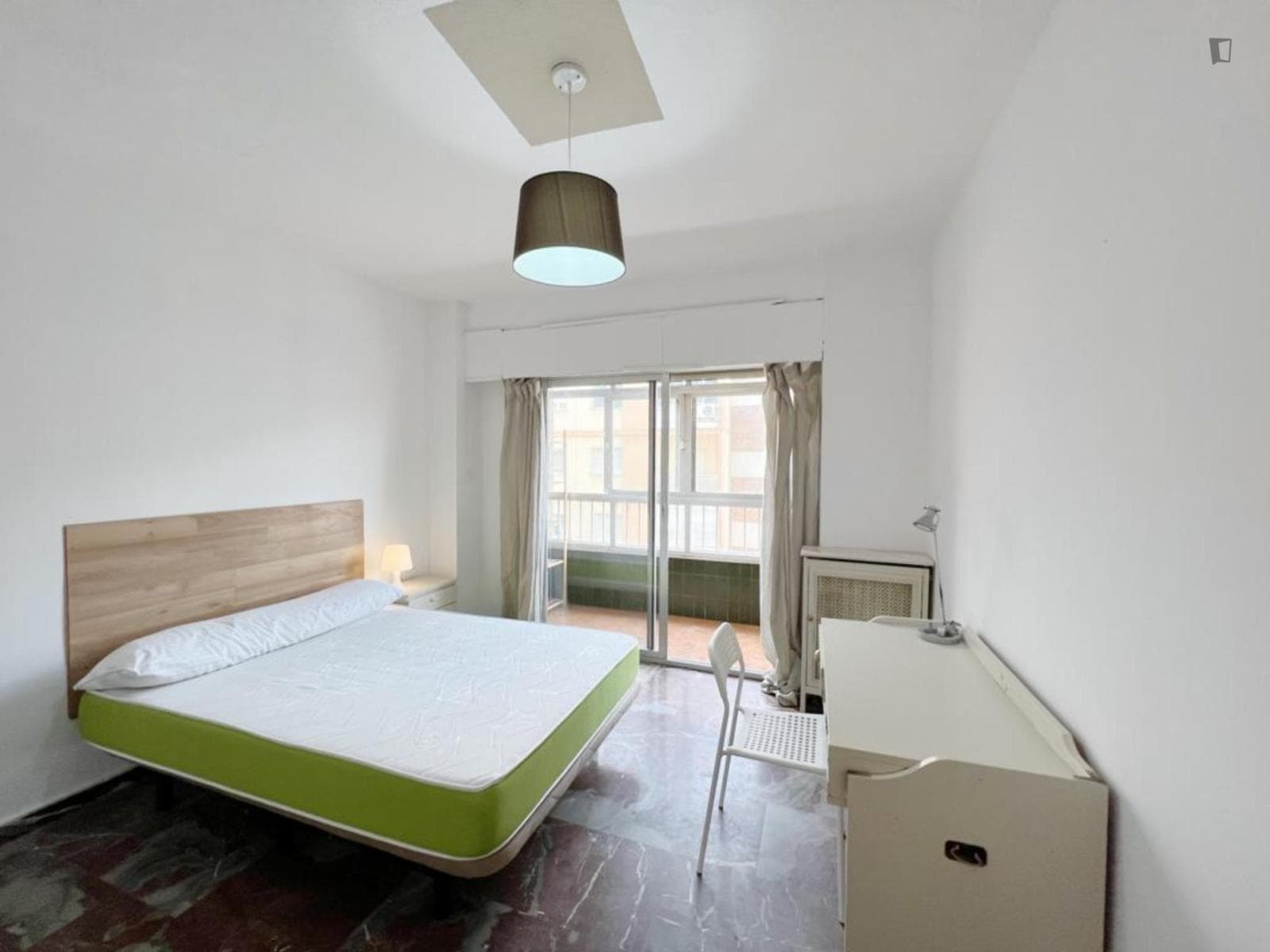 Bright double bedroom with balcony in central Granada photo 1