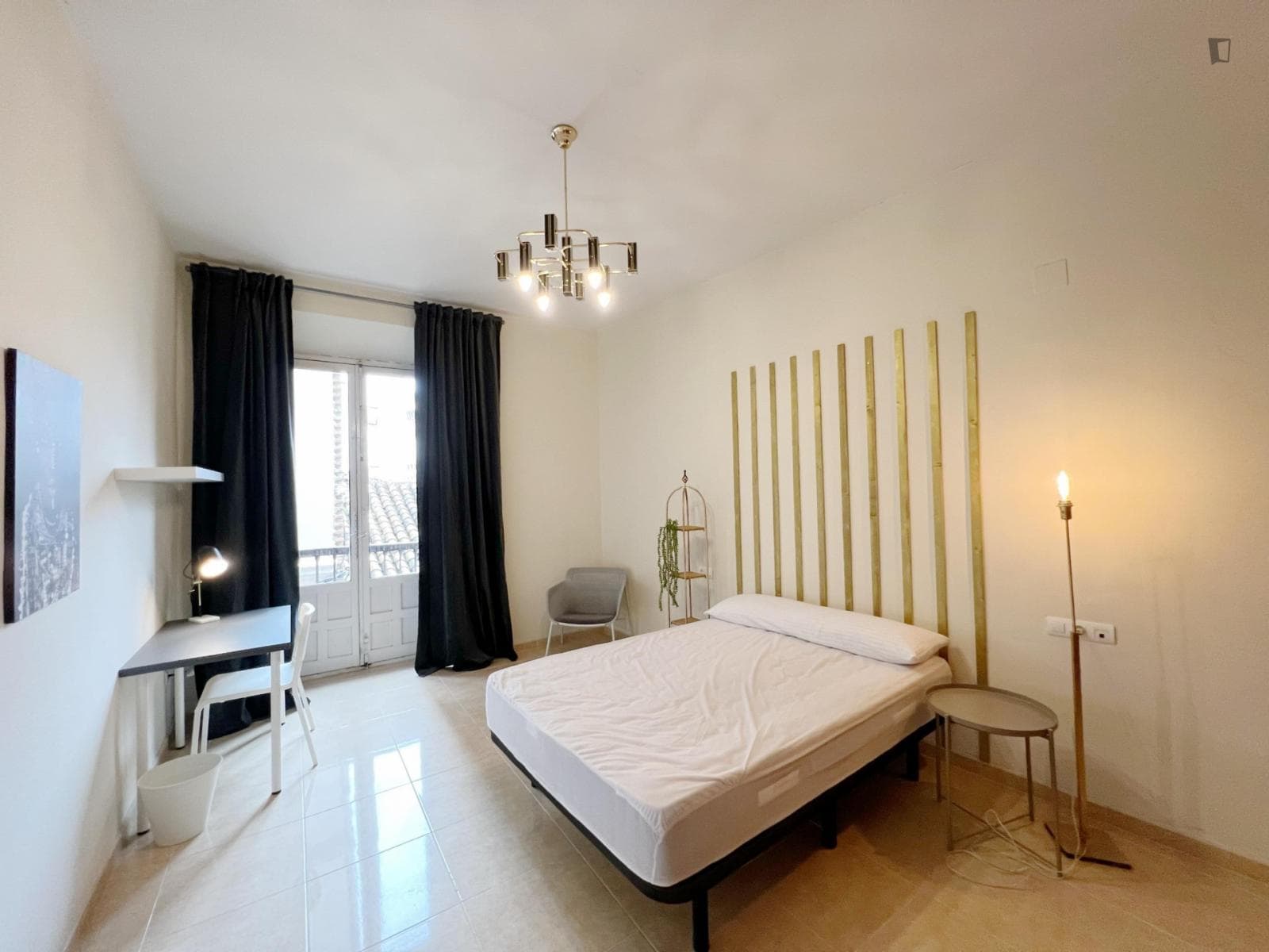 Bright double bedroom with balcony close to University of Granada photo 1