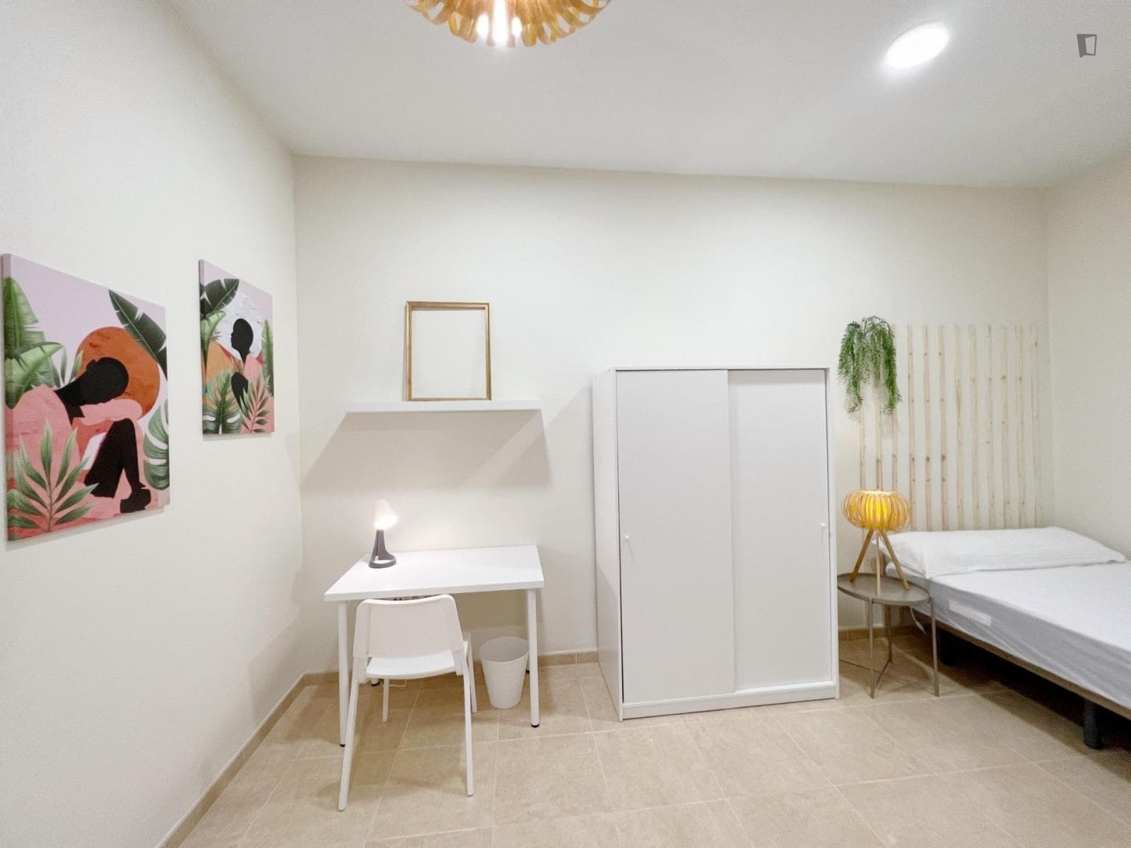 Spacious single bedroom with private kitchen and balcony in central Granada photo 1