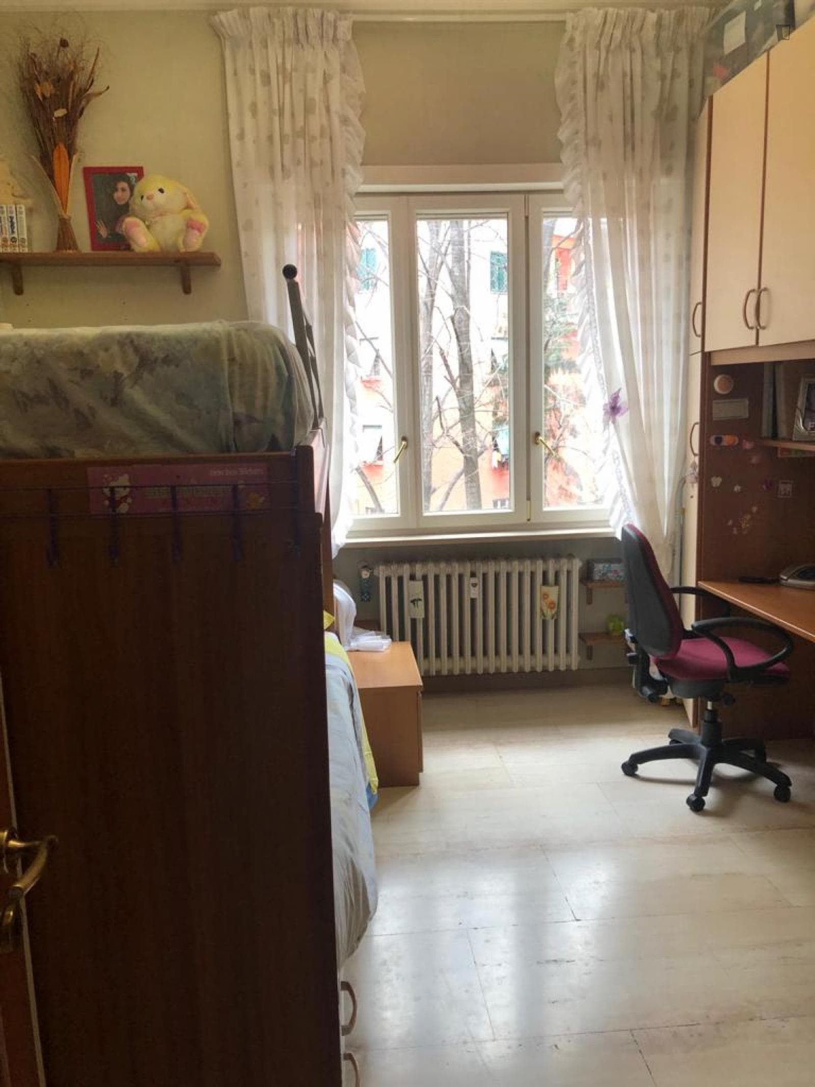 Cozy bedroom in a shared apartment in Rome city centre photo 1