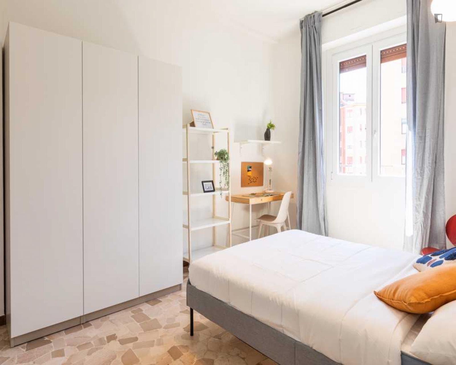 Sunny single bedroom in Lorenteggio photo 1