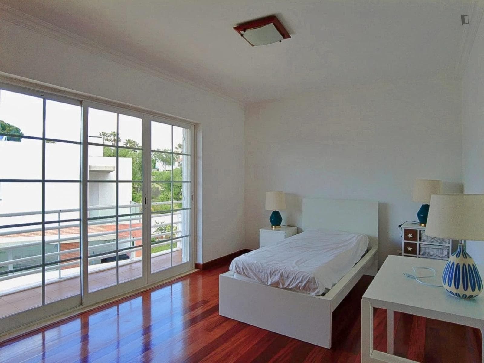 Sunny double bedroom in a 5-bedroom house photo 1