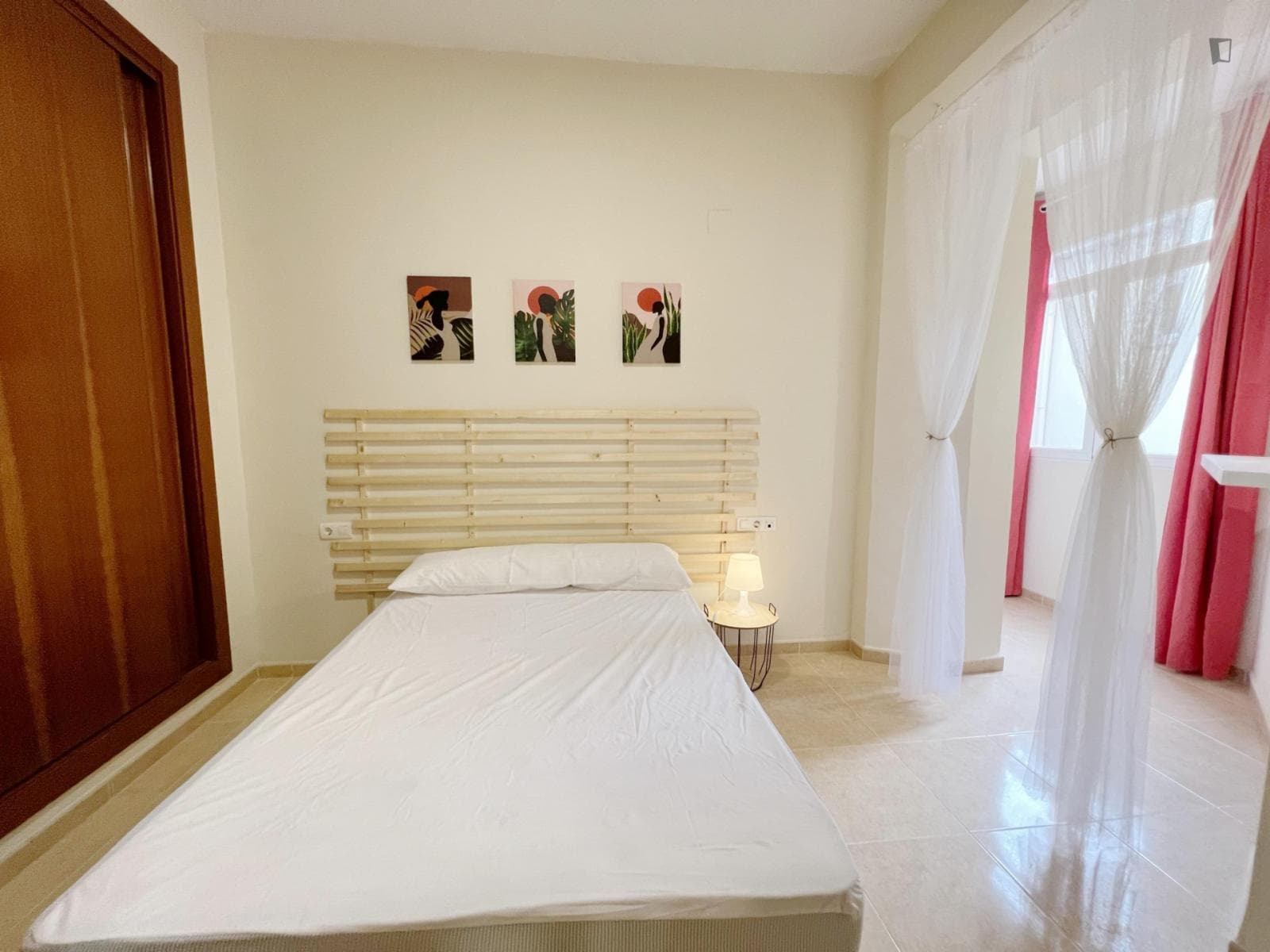 Spacious bedroom within a short walk to Granada city center photo 1