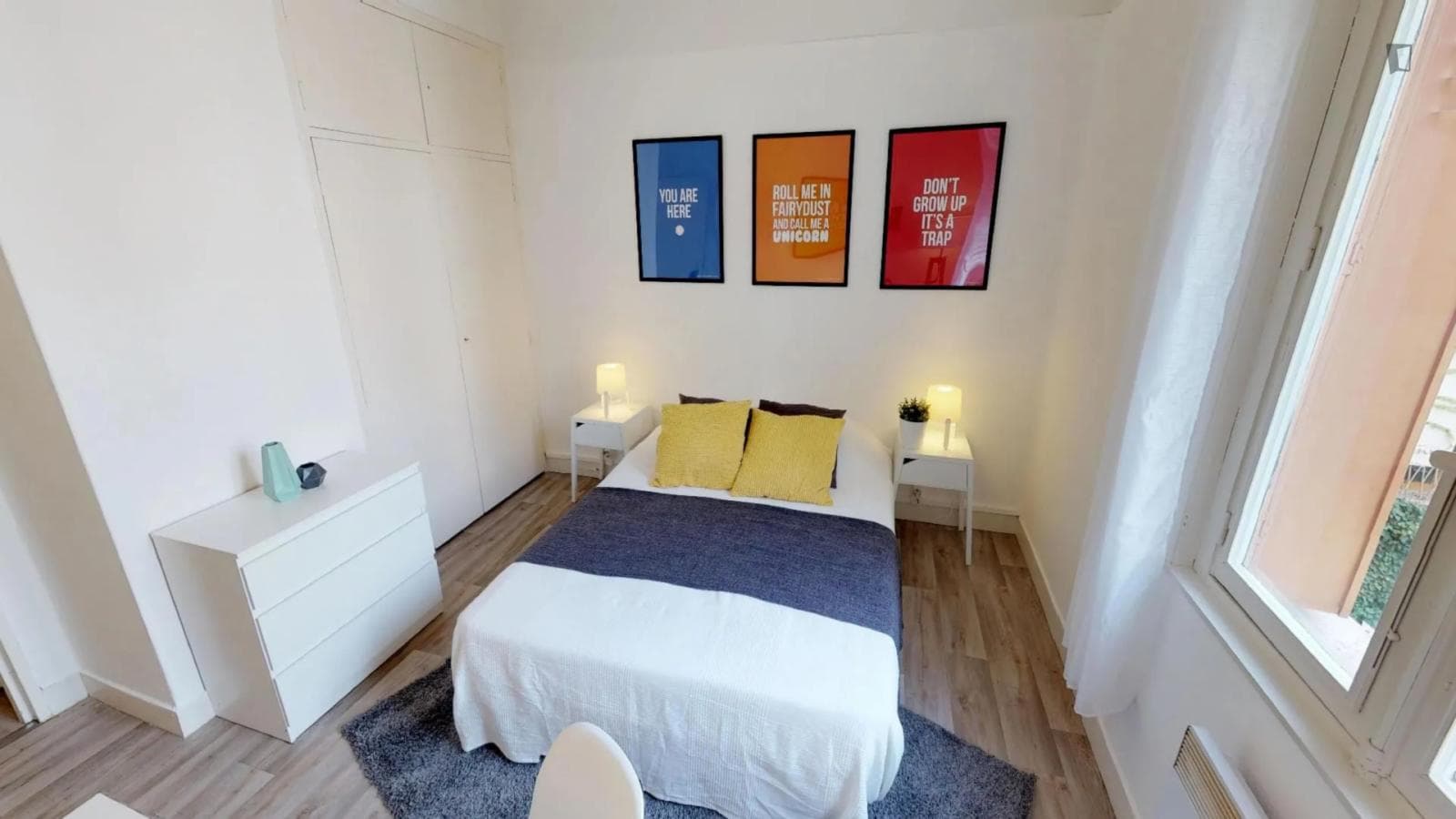 Comfy double bedroom in a 3-bedroom apartment close to Jeanne d'Arc metro station photo 1