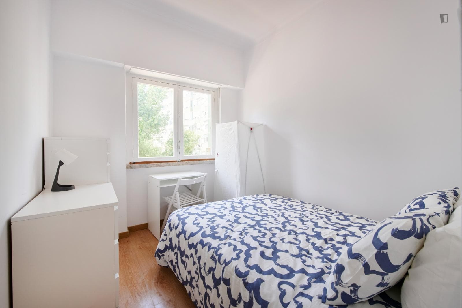 Bright double bedroom in Benfica photo 1
