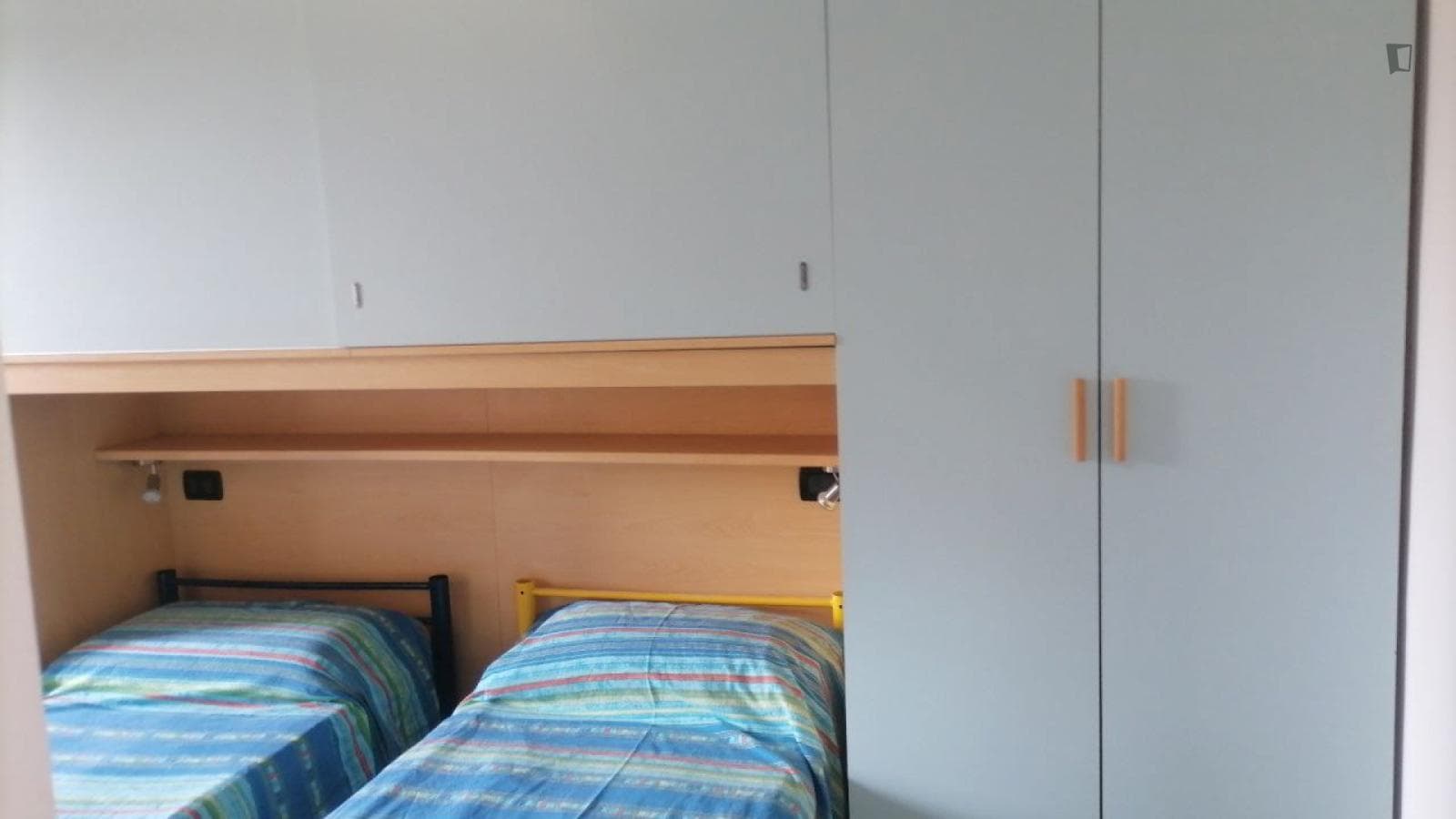 Single bed in twin bedroom, with balcony, in 2-bedroom apartment photo 1