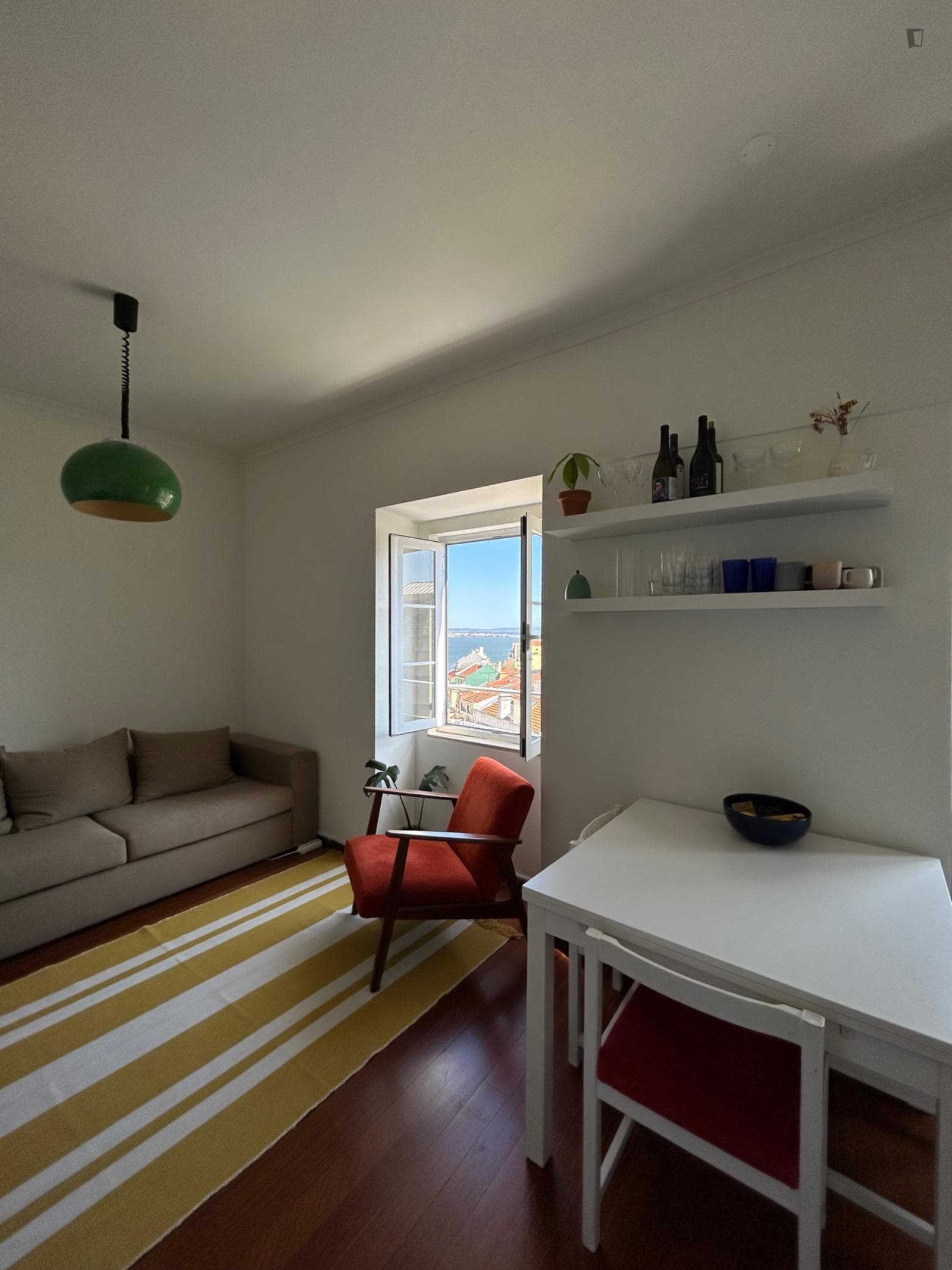 2-Bedroom Aesthetic Riverview Apartment photo 1