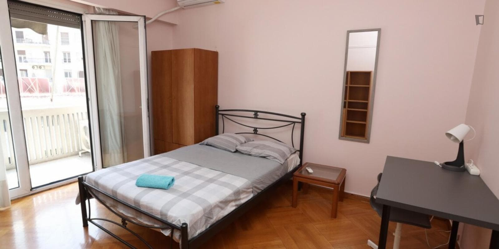Bright double bedroom near the Larissa metro photo 1
