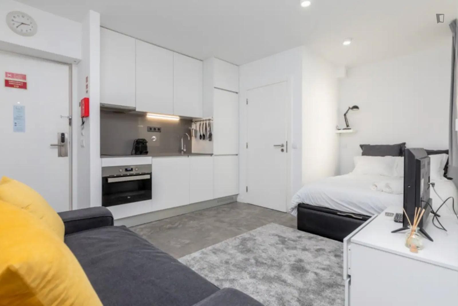 Bright Studio with a terrace close to Baixa de Santo António Park photo 1