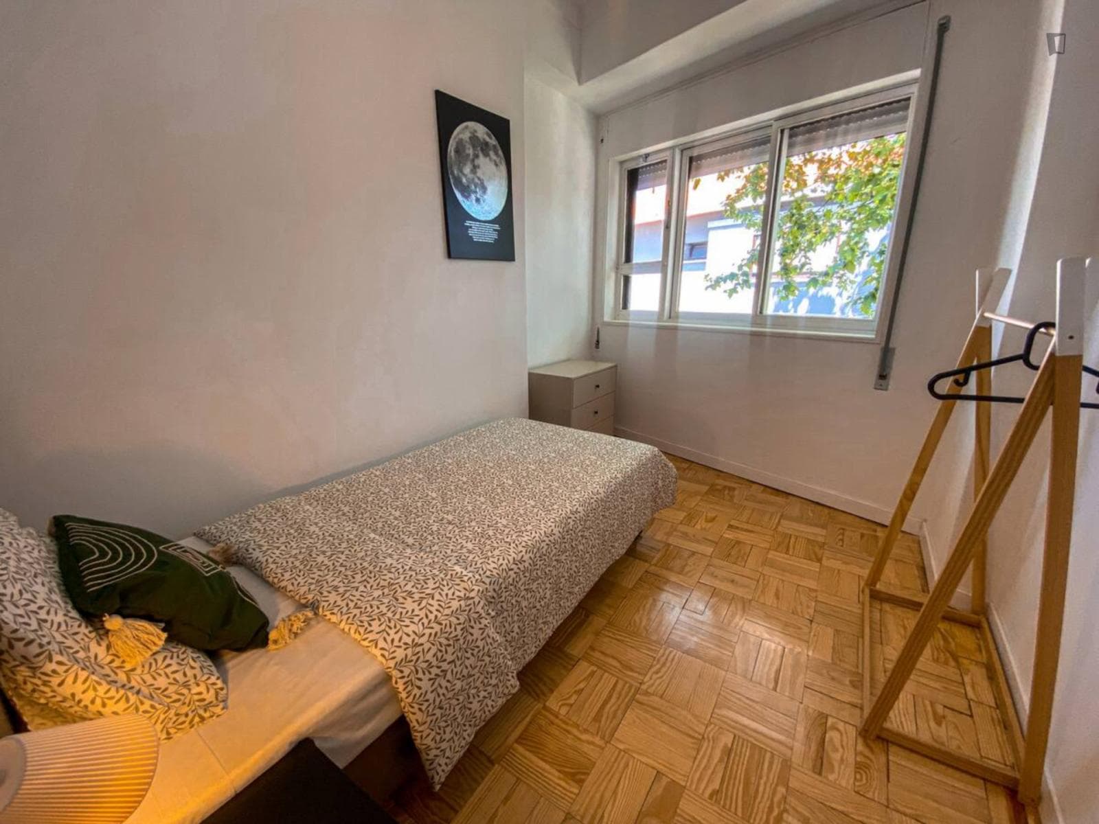 Sunny single bedroom close to Heroísmo metro station photo 1