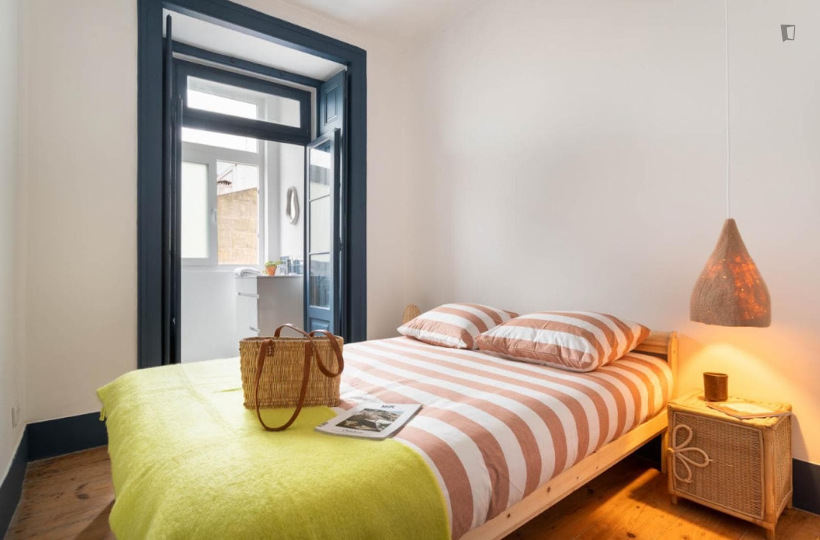 Cosy bedroom with ensuite bathroom in 7-bedroom apartment in Lisbon photo 1