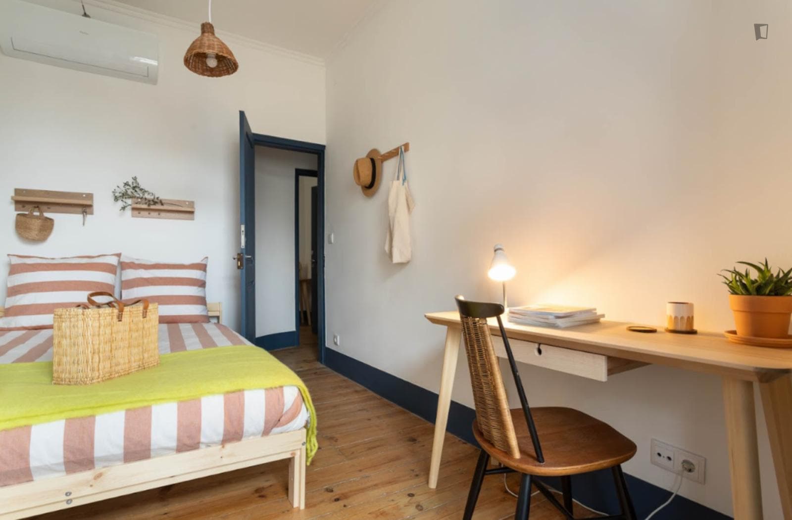 Gorgeous bedroom with private bathroom in 7-bedroom apartment in Lisbon photo 1