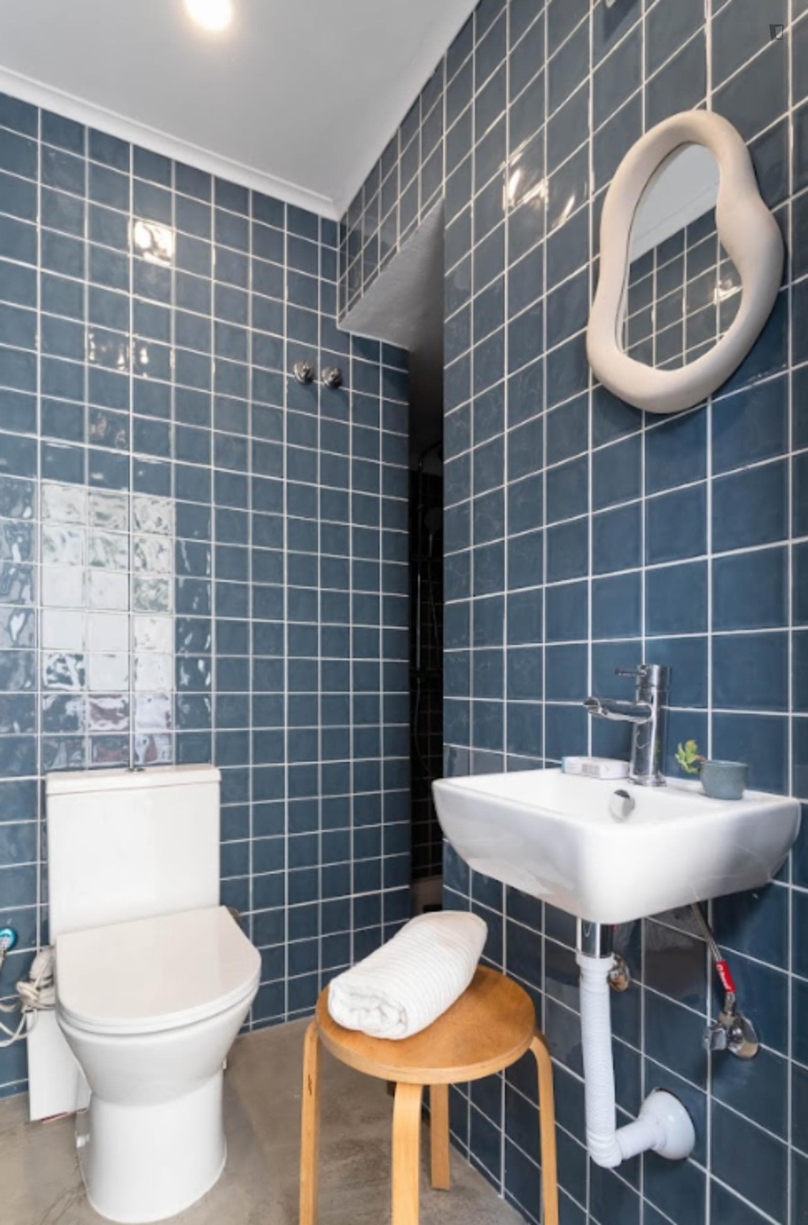 Spacious double bedroom with private bathroom in Anjos photo 1