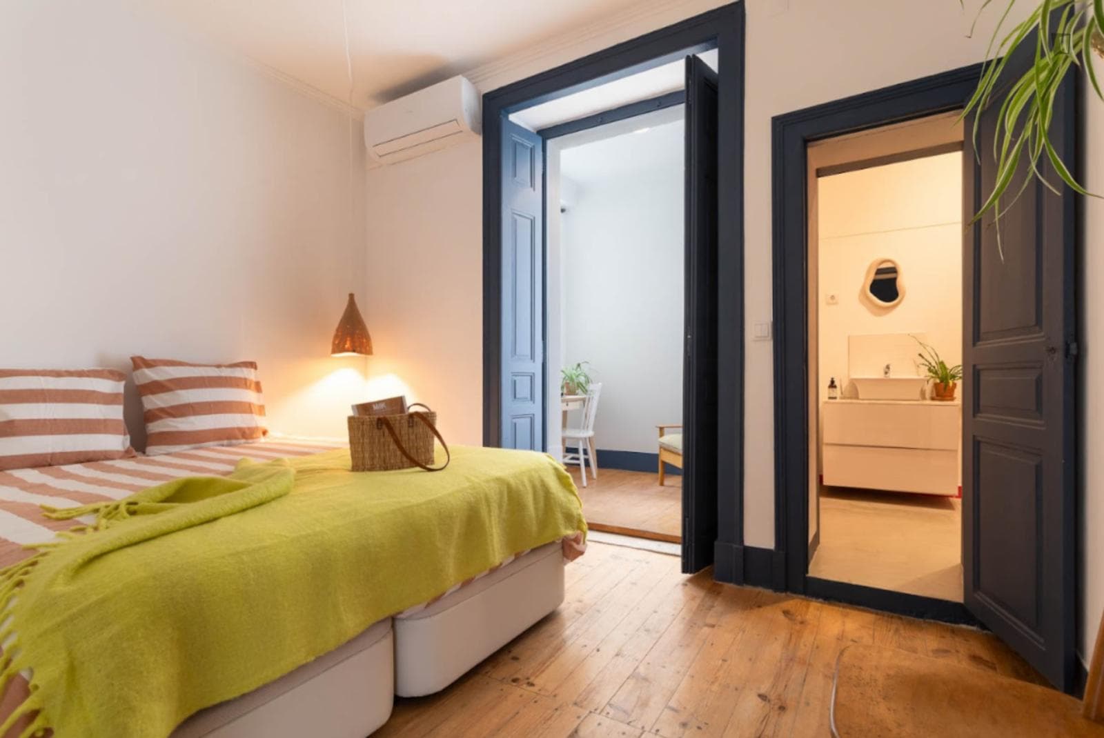 Double bedroom with private bathroom in modern 7-bedroom apartment in Lisbon photo 1