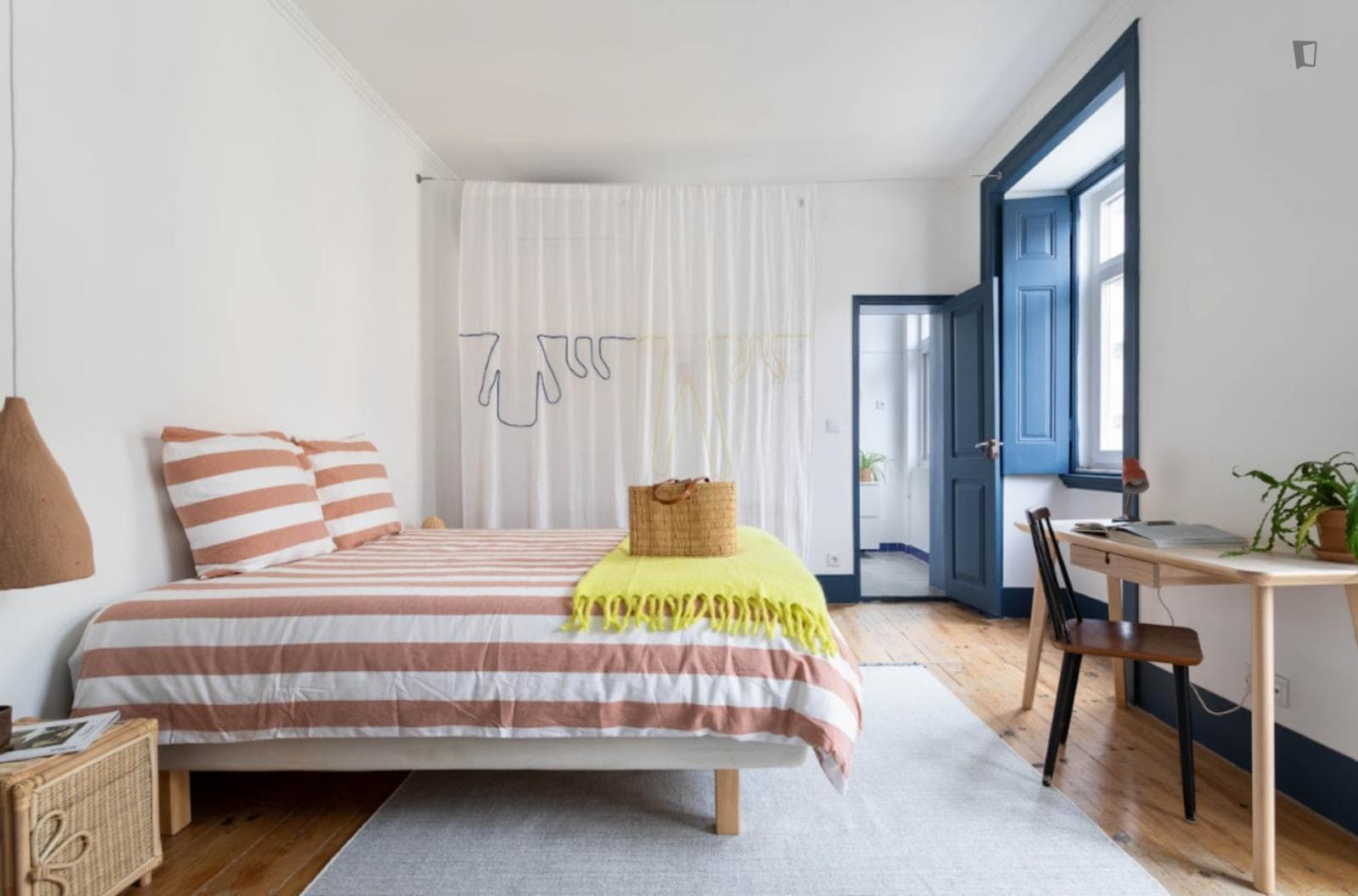 Modern double bedroom with ensuite bathroom in Anjos photo 1