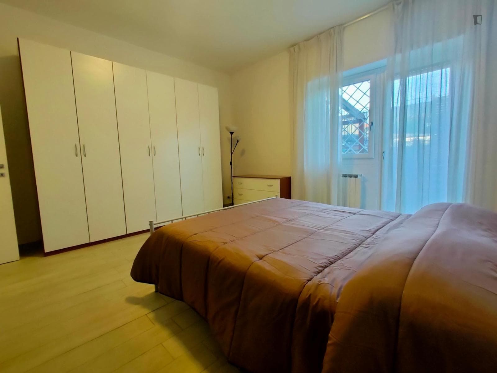 Spacious and bright double bedroom with access to garden close to Policlinico Gemelli photo 1