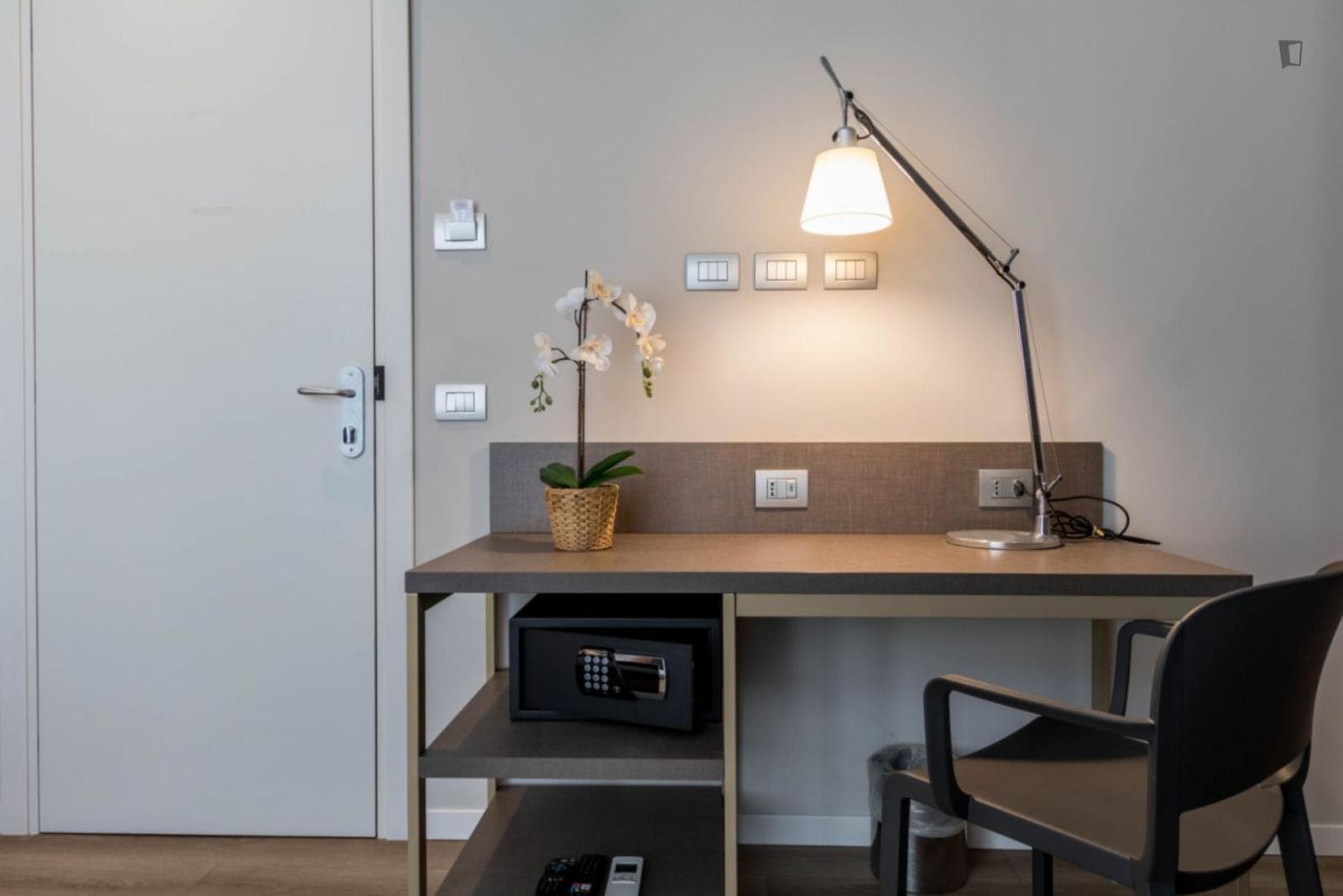 Charming 3-bedroom flat right next to Milano San Cristoforo station photo 1