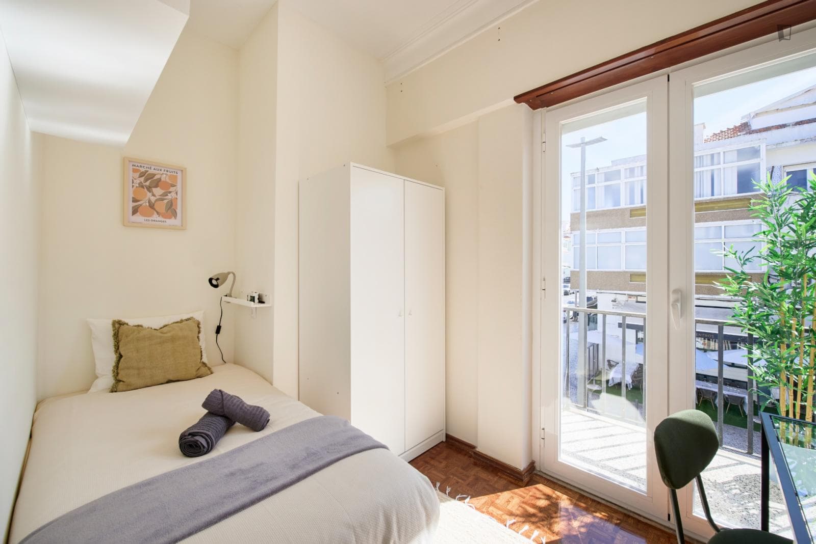 Sunny single bedroom with a balcony, in Alvalade photo 1