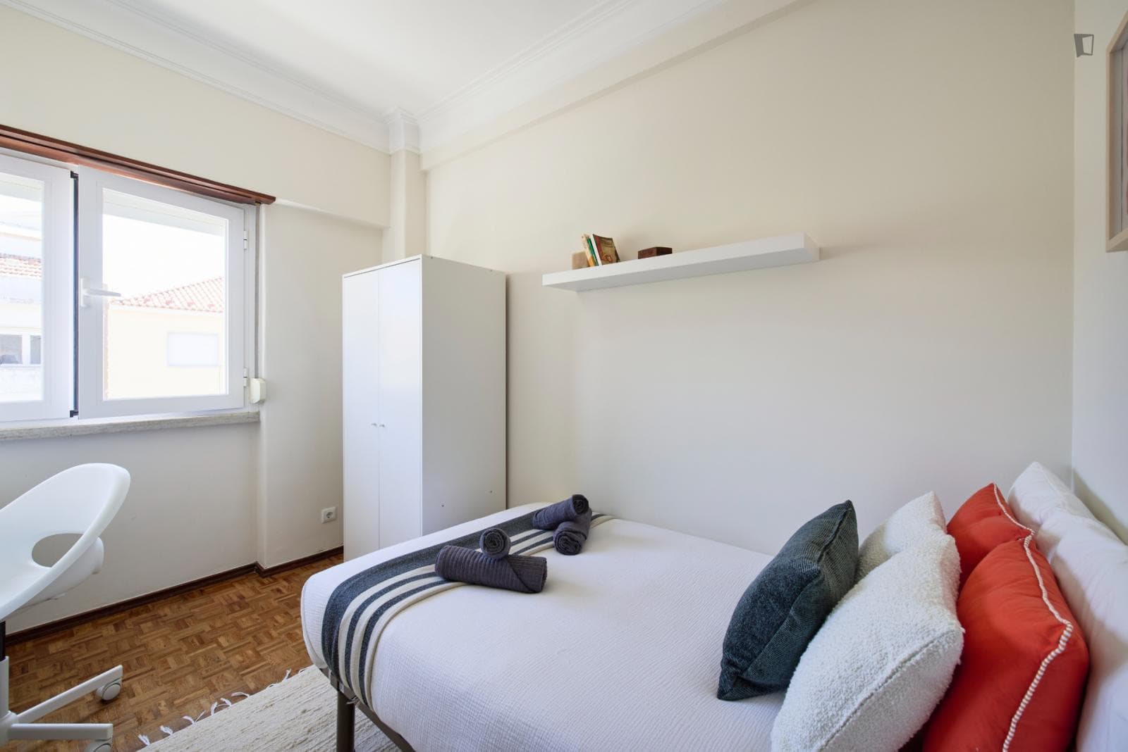 Homely single bedroom in Alvalade photo 1