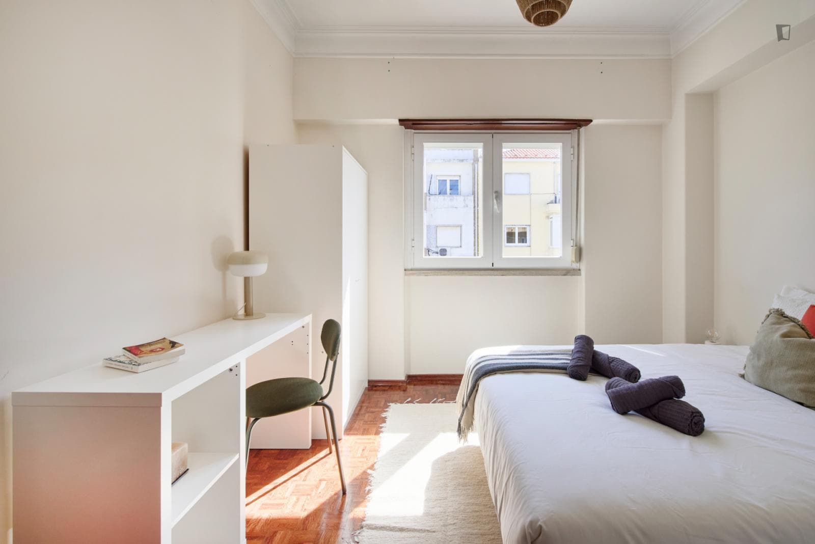Luminous double bedroom near Parque José Gomes Ferreira  photo 1