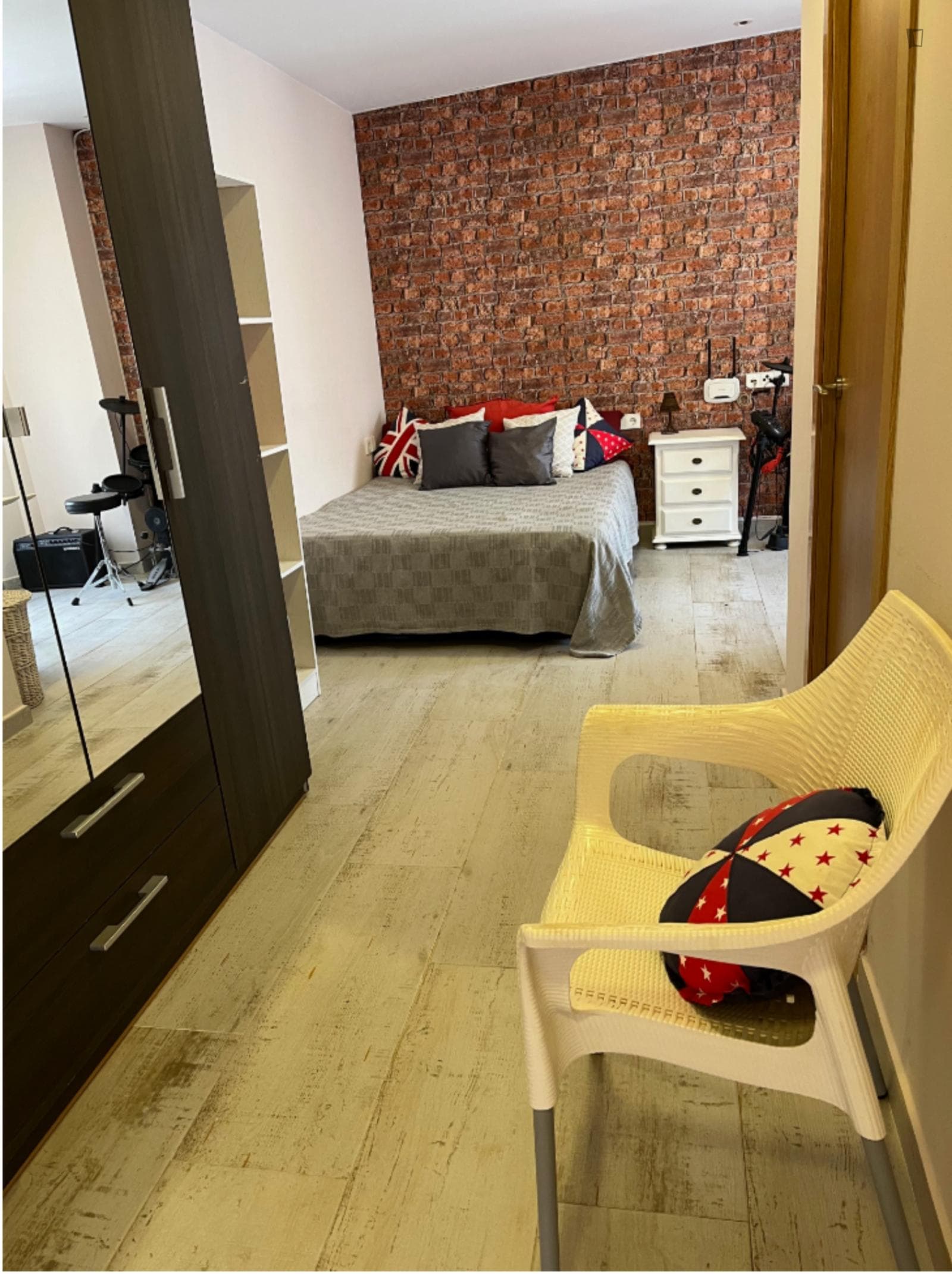 Spacious Double Bedroom ensuite with a Terrace close to Alicante University photo 1