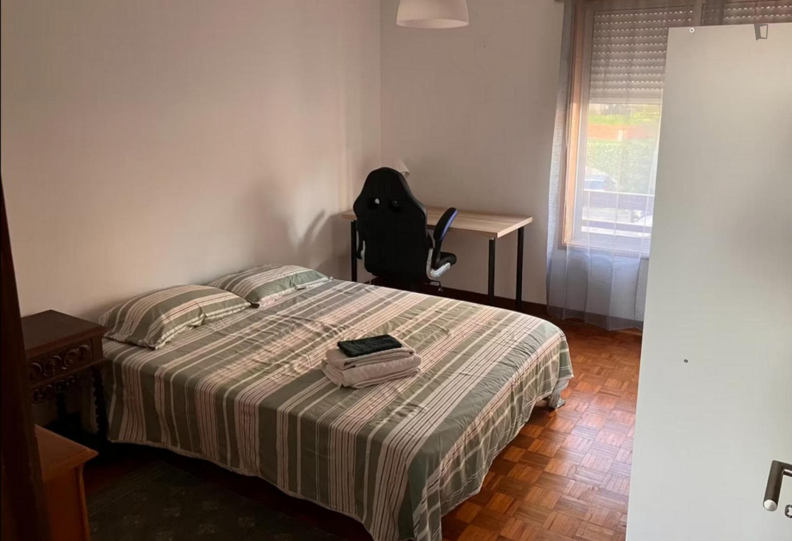 Bright double bedroom photo 1